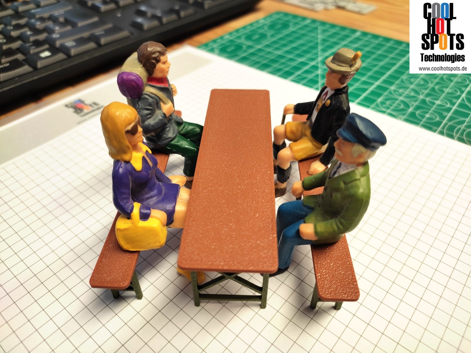 Figuren sind nicht im Preis enthalten. Ff�r den Innenbereich werden ein   2-farbiges (braun/gr�n) unmontiertes Set bestehend aus 2 B�nken und 1 Tisch hergestellt. - Gestell ist nicht klappbar.  Preis unmontiert: 7,50 EUR inkl. MwSt. zzgl. Versand.  Preis montiert: 8,50 EUr inkl. MwSt. zzgl. Versand  f�r den Au�enbereich 1-farbiges (grau) unmontiertes 3-teiliges Set zum Selbst-Bemalen. Gestell nicht klappbar- Preis unmontiert:  8,50 EUR inkl. MwSt. zzgl. Versand.  Preis montiert:  9,50 EUR inkl. MwSt. zzgl. Versand.   Spezielle Farbauswahl, Staffelpreise und Sonderanfertigungen auf Anfrage. 