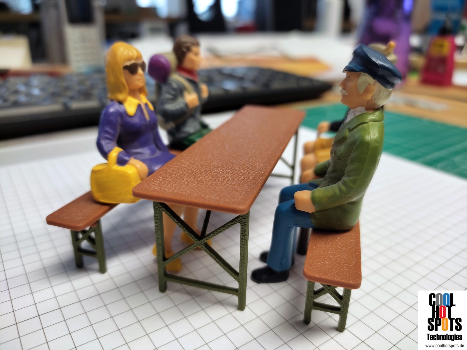 Figuren sind nicht im Preis enthalten. Ff�r den Innenbereich werden ein   2-farbiges (braun/gr�n) unmontiertes Set bestehend aus 2 B�nken und 1 Tisch hergestellt. - Gestell ist nicht klappbar.  Preis unmontiert: 7,50 EUR inkl. MwSt. zzgl. Versand.  Preis montiert: 8,50 EUr inkl. MwSt. zzgl. Versand  f�r den Au�enbereich 1-farbiges (grau) unmontiertes 3-teiliges Set zum Selbst-Bemalen. Gestell nicht klappbar- Preis unmontiert:  8,50 EUR inkl. MwSt. zzgl. Versand.  Preis montiert:  9,50 EUR inkl. MwSt. zzgl. Versand.   Spezielle Farbauswahl, Staffelpreise und Sonderanfertigungen auf Anfrage. 