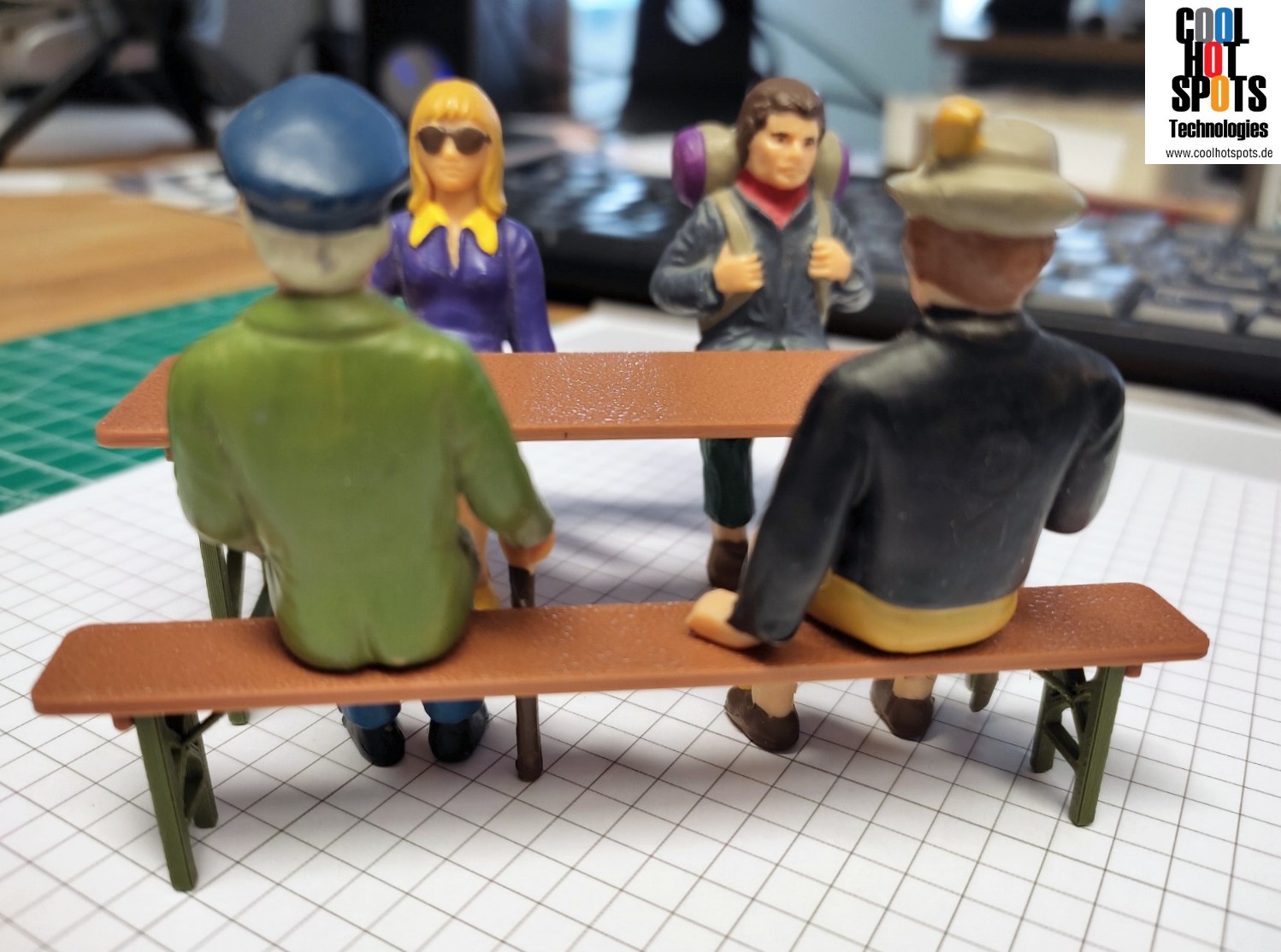 Figuren sind nicht im Preis enthalten. Ff�r den Innenbereich werden ein   2-farbiges (braun/gr�n) unmontiertes Set bestehend aus 2 B�nken und 1 Tisch hergestellt. - Gestell ist nicht klappbar.  Preis unmontiert: 7,50 EUR inkl. MwSt. zzgl. Versand.  Preis montiert: 8,50 EUr inkl. MwSt. zzgl. Versand  f�r den Au�enbereich 1-farbiges (grau) unmontiertes 3-teiliges Set zum Selbst-Bemalen. Gestell nicht klappbar- Preis unmontiert:  8,50 EUR inkl. MwSt. zzgl. Versand.  Preis montiert:  9,50 EUR inkl. MwSt. zzgl. Versand.   Spezielle Farbauswahl, Staffelpreise und Sonderanfertigungen auf Anfrage. 