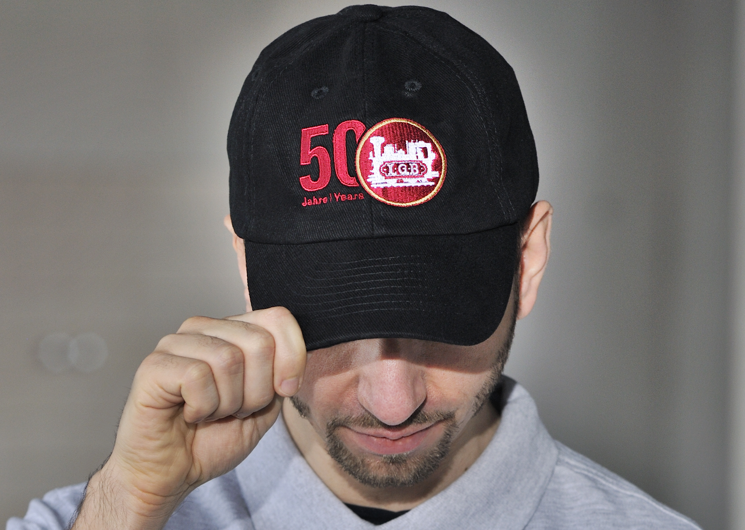 Basecap "50 Jahre LGB" Myrtle Beach, Oberstoff 100% Baumwolle, schwarz, mit 6 gestickten Luftlchern, Satinschweiband, mit Metallschnalle hinten zum Verstellen der Gre Mit gesticktem "50 Jahre LGB Logo" auf der Stirn.