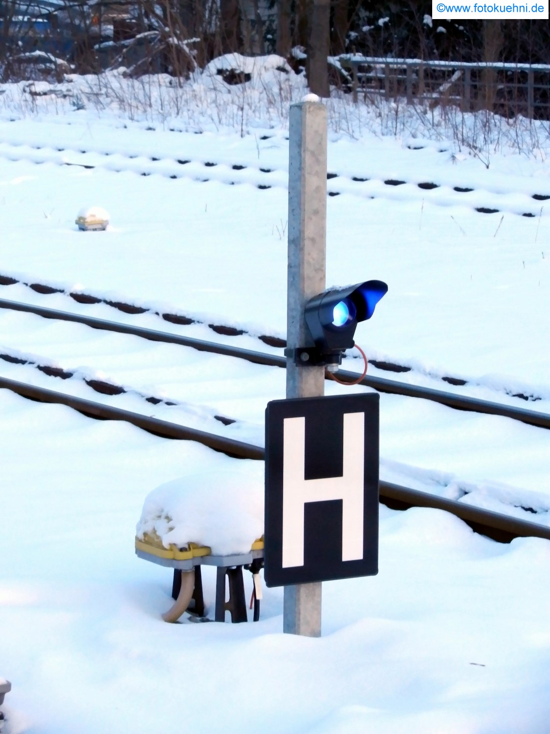 Haltetafel zwischen den Gleisen am Bahnhof Sebnitz - 26.01.2013