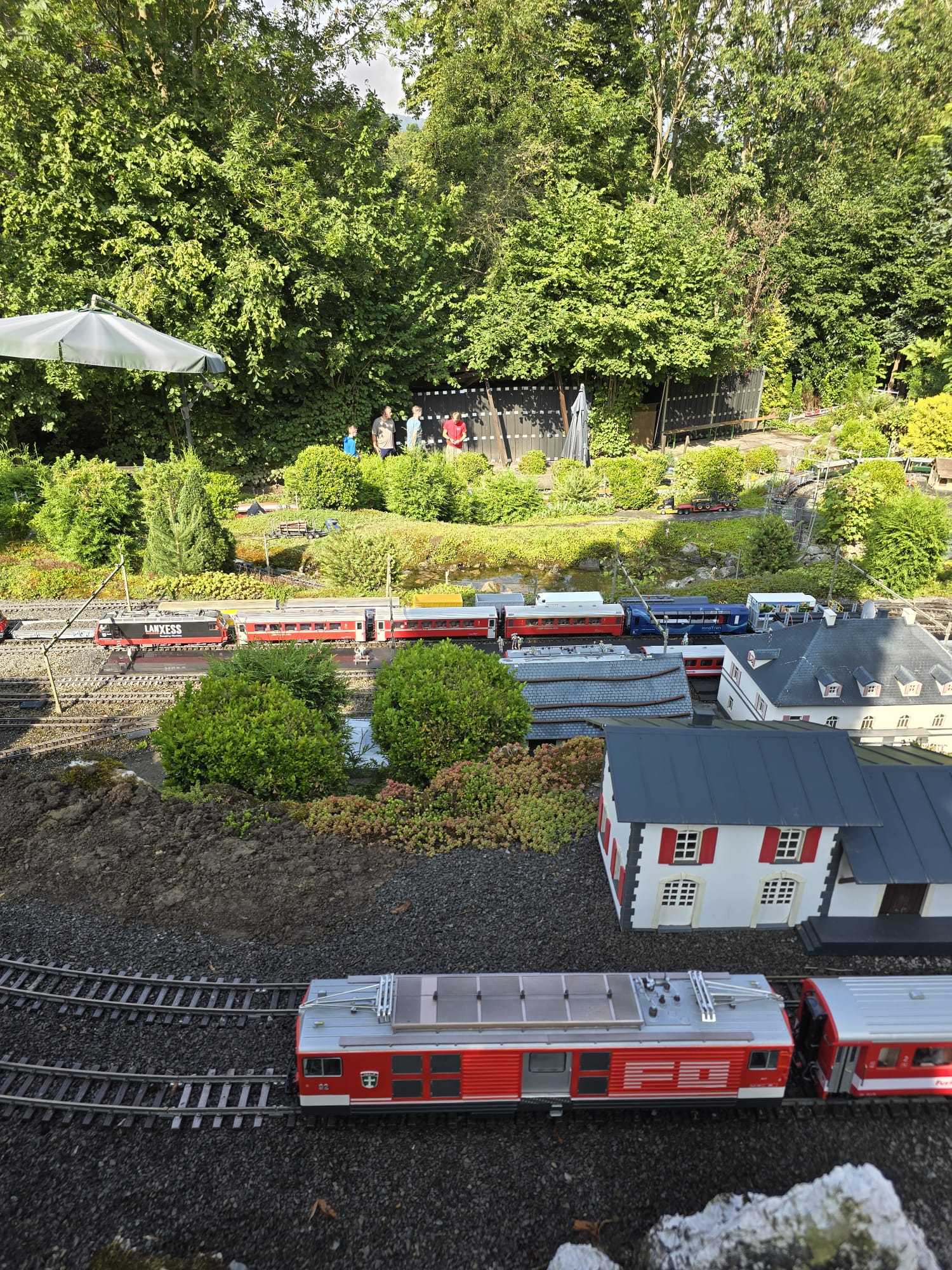 Im Vordergrund eine FO HGe 4/4 mit passenden Wagen, auf der nchsten Ebene eine RhB Ge4/4 III Lanxess ebenfalls mit einem passenden Zug aus Personenwagen, dem Innotrain Wagon und einem Gterwagen. 