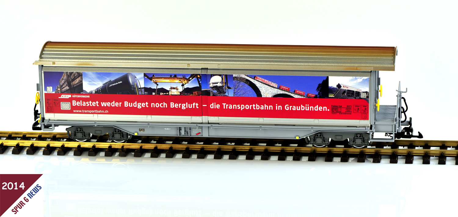 LGB Modell Art. Nr. 47572 - Schiebewandwagen der RhB mit bahneigener Werbung ber die Transportbahn in Graubnden. Bedruckte Schiebewnde und Mittelteil mit dem in Deutsch gehaltenen Text.