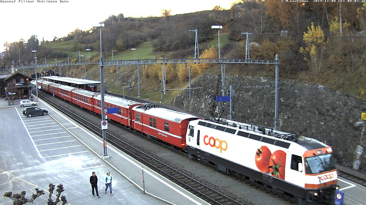 RhB Zug mit Coop Lok Tomate im Bahnhof Filisur - Original siehe WEB CaM Bahnhof Filisur - Hotel Grischuna