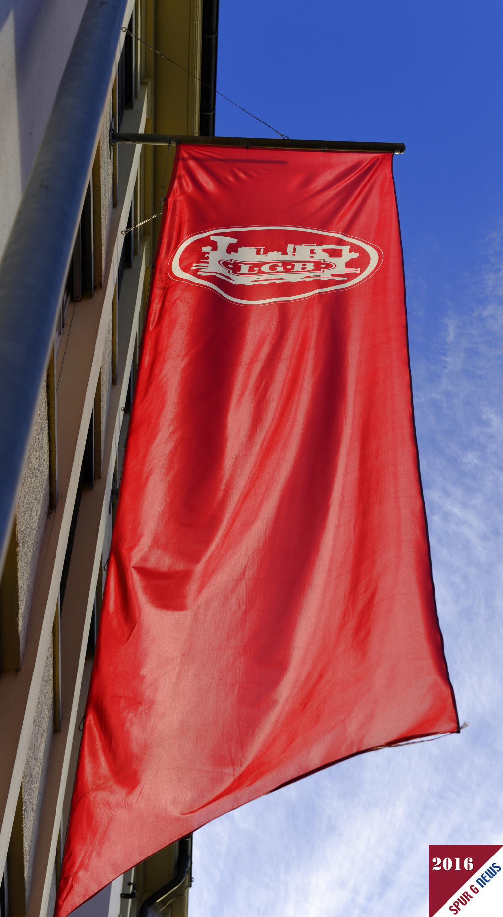 zeigt die stolze Marke LGB an der Fassade des Werkes 1 in Gppingen, Hauptsitz von Mrklin. 