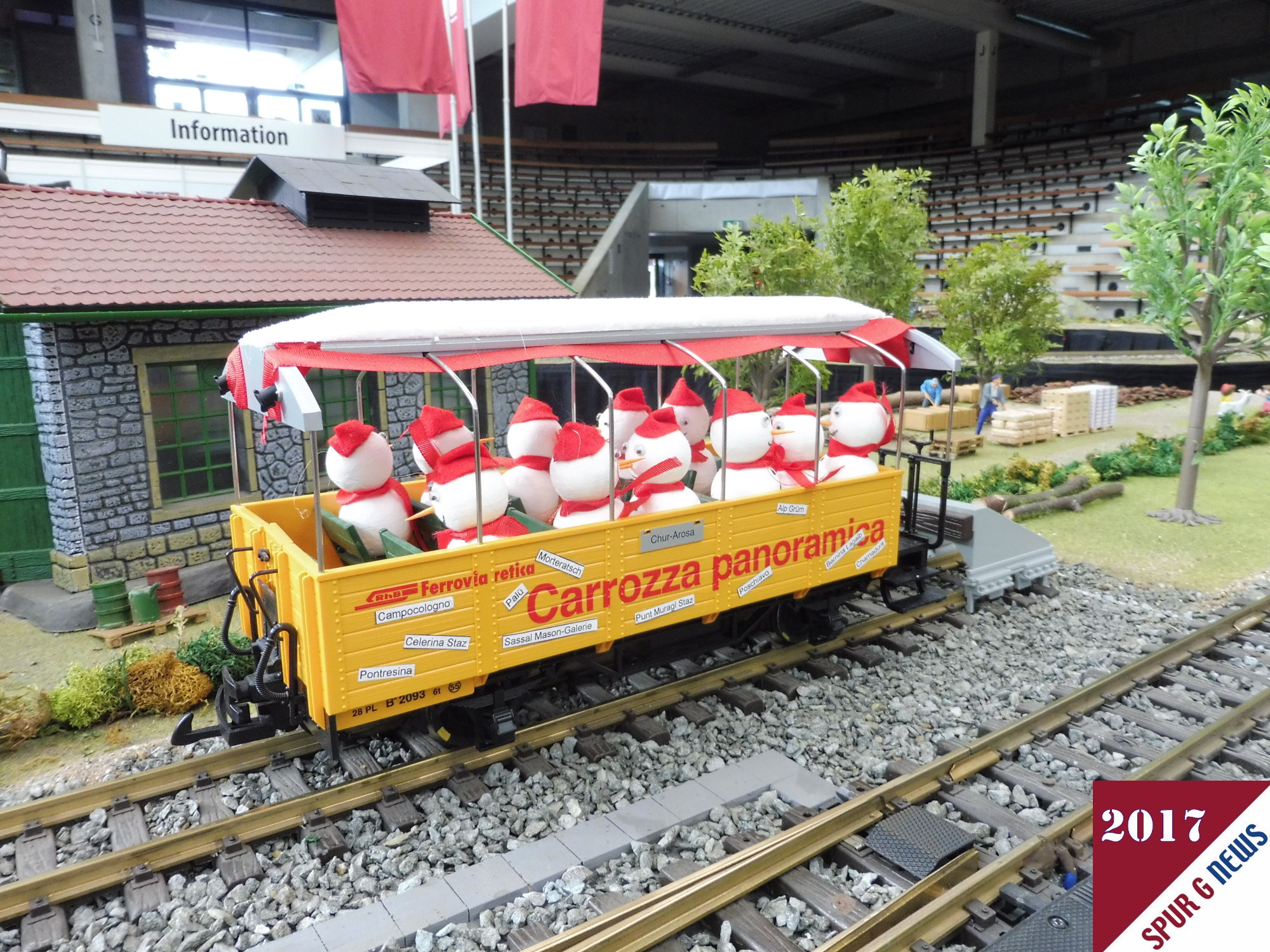 Die Modellbahngruppe der Wuppertaler Stadtwerke hat kurzerhand Weihnachten schon im September zelebriert. Die Schneemnner machen schon mal zur Probe einen Ausflug im Carrozza panoramica der RhB. Natrlich unterm Hallendach in der EWS Arena.  