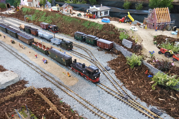 Der MEC - Modell Eisenbahn Club in Schwarzenberg - baute eine einmalige Anlage mit Teich, Straen und natrlich Gartenbahnen auf. Steigungen sind fr die eingesetzten Zge kaum ein Hinternis. 