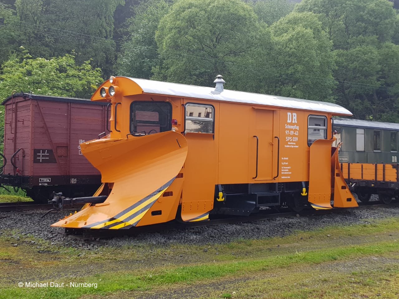 lssel stand am 19. Mai 2018 der DR Schneepflug 97-09-43 nebst orangem Ladegutwagen fr Hilfsgter oder Betriebsstoffe.