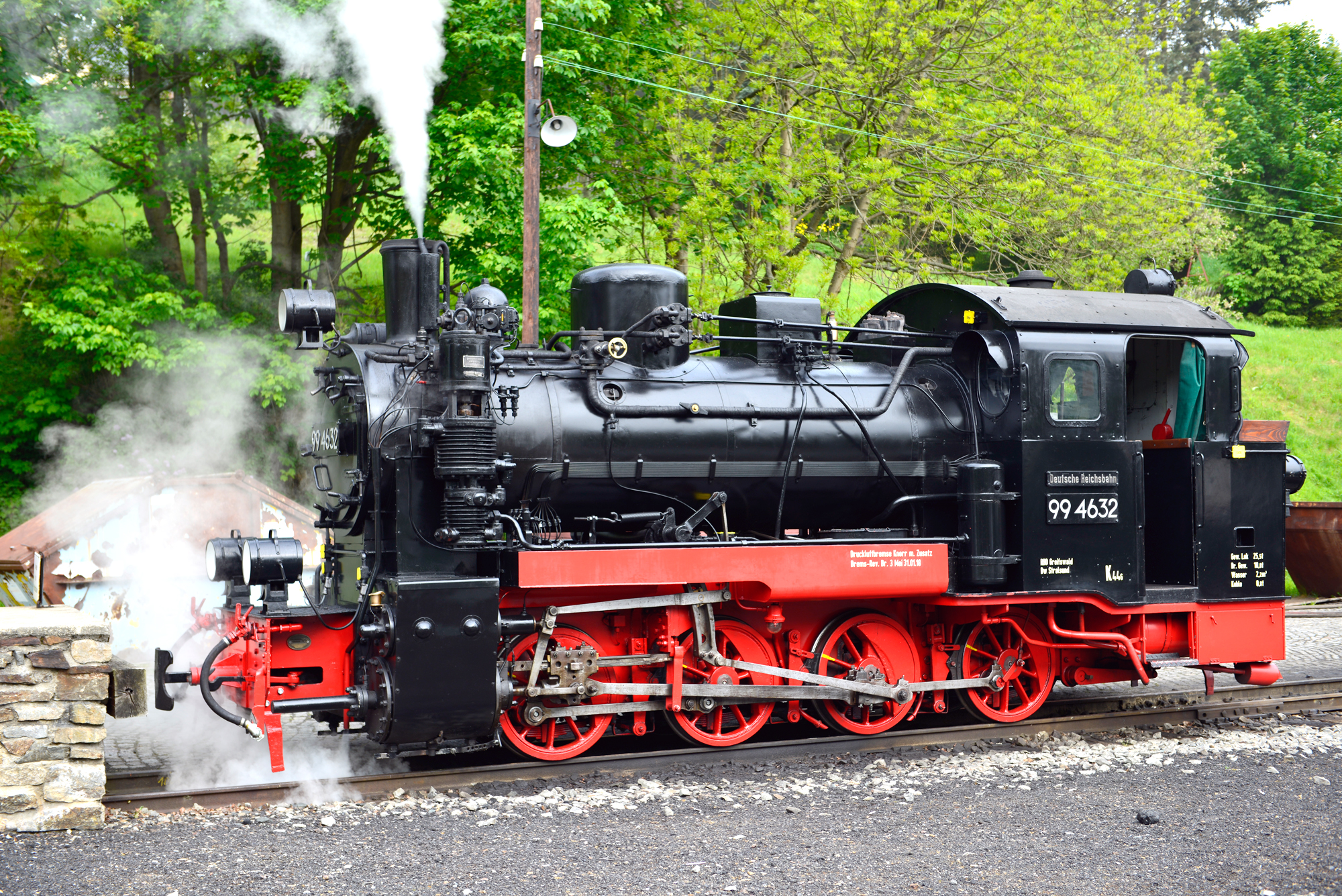 Am Montag, den 21. Mai 2018 sind von 09:00 Uhr bis 17:00 Uhr  die Zge auf der Prenitztalbahn von Jhstadt nach Steinbach und zurck unterwegs. Auf dem Bild ist die Rggensche Schmalspurlok 99 4632 beim Kohle- und Wasserfassen im Bahnhof Jhstadt vorgerfahren. 