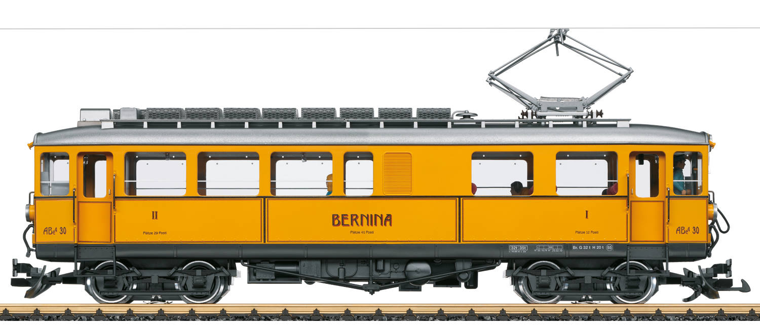 25392 RhB Triebwagen ABe 4/4 30. Von diesen Triebwagen wurden bereits zur Eröffnung der Berninabahn zwischen 1908 und 1910 insgesamt 14 Fahrzeuge geliefert. 1943 wurde die Berninabahn von der Rhätischen Bahn übernommen, so auch diese Triebwagen – sie hatten das Ende der Nutzungsdauer noch nicht erreicht, allerdings ließ ihre Leistungsfähigkeit zu wünschen übrig. So begann die RhB die vorhandenen Fahrzeuge in ihren eigenen Werkstätten zu modernisieren. Am auffälligsten waren der Ersatz des Lyrabügels durch einen Scherenstromabnehmer und der Umbau der Anfahr- und Bremswiderstände, diese waren zuvor unter dem Wagenboden angeordnet und wurden nun auf das Dach versetzt. Mit der Ablieferung neuer Triebwagen wurden diese Fahrzeuge mehr und mehr in untergeordnete Dienste verdrängt, aber erst mit der Ablieferung der neuen Allegra-Triebzüge im Jahre 2010 konnten sie – im stolzen Alter von 100 Jahren – ausgemustert werden. Doch zwei Triebwagen – die Nummern 30 und 34 – haben überlebt. Wieder in den Ursprungszustand mit der gelben Lackierung zurückversetzt, stehen sie auch heute noch im Sonderzugeinsatz vor historischen Zügen. Modell des Triebwagens ABe 4/4 der RhB zum Einsatz auf der Berninabahn. Ausführung in der gelben Farbgebung Anfangszeit der Berninabahn, so wie der Wagen heute Rhätische Bahn (RhB) noch als Museumsfahrzeug im Einsatz ist. Originalgetreue Farbgebung und Beschriftung der Epoche VI. Alle 4 Radsätze von 2 leistungsstarken Bühler-Motoren angetrieben. Ausgerüstet mit einem mfx/DCC-Decoder mit vielen Lichtund Soundfunktionen. Komplette Inneneinrichtung, Türen zum Öffnen, Haftreifen, Innenbeleuchtung und Führerstandsbeleuchtung. Länge über Puffer 64 cm. 