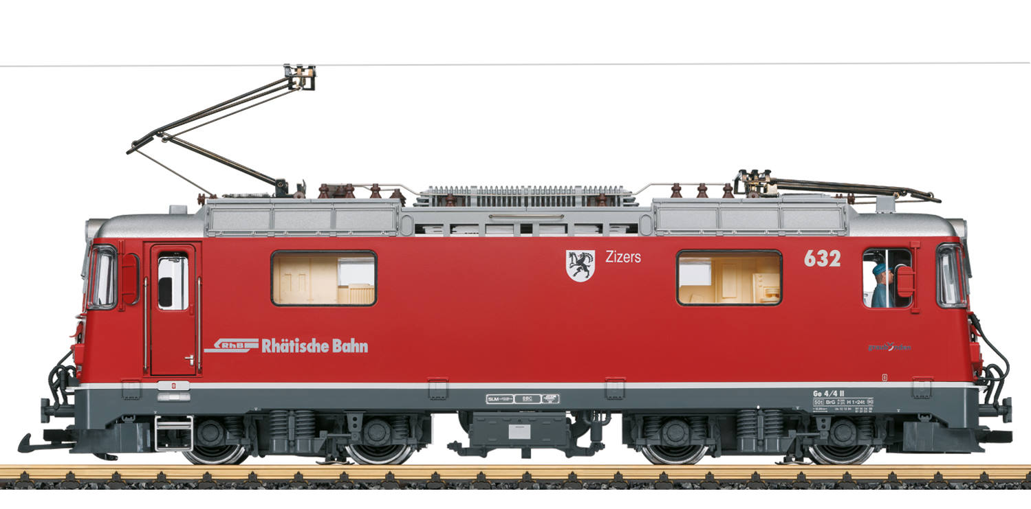 28442 Elektromotive Ge 4/4 II der RhB. Auf dem Netz der Rhätischen Bahn sind die Loks der Baureihe Ge 4/4 II, die mit ihren 2.300 PS und ihrer Höchstgeschwindigkeit von 90 km/h vor allen Zugarten zu sehen. Bereits 1973 wurde die erste Lok dieser Baureihe – damals noch im dunkelgrünen Anstrich und mit runden Scheinwerfern – an die RhB abgeliefert. Mehrfach modernisiert und umgebaut – unter anderem erhielten die Loks eckige Scheinwerfer – sind fast alle noch im Einsatz, vom Nahverkehrszug bis zum Glacier-Express kann man die Loks erleben. Die meisten Loks dieser Baureihe sind mit einer Sonderfarbgebung bzw. Werbefolien versehen, dieses Modell stellt aber eine Nachbildung des Originals im normalen roten Anstrich dar. Fahrgeräusch auch im Analogbetrieb funktionsfähig. Rhätische Bahn (RhB) Elektrolokomotive Ge 4/4 II Nr. 632 der Rhätischen Bahn in der roten Standardlackierung. Originalgetreue Farbgebung und Beschriftung der Epoche VI. Alle 4 Radsätze von zwei leistungsstarken Bühler-Motoren angetrieben. Ausgerüstet mit einem mfx/DCC-Decoder mit vielen Licht- und Soundfunktionen. Dachstromabnehmer motorisch angetrieben, digital schaltbar. Länge über Puffer 57 cm.