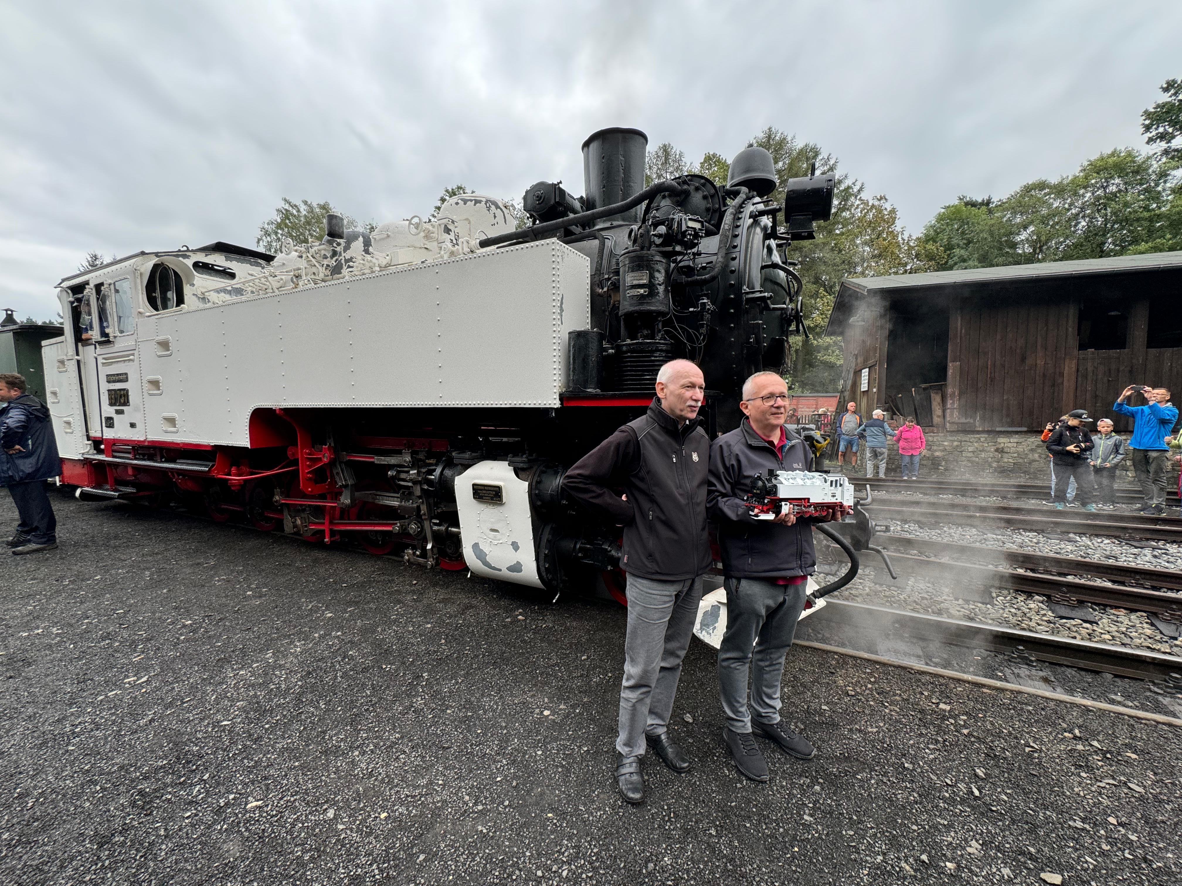 Nach der Einfahrt des Originals, der im Fotoanstrich bereit gestellten Dampflok VII K der SOEG 99 731, in den Bahnhof Bertsdorf, wurde das Modell der SOEG 99731 - Art. Nr. 21842 von Wolfrad Bchle (links) und Andreas Kobbe (rechts)  stolz auf der Veranstaltung bei der Historic Mobil prsentiert. 