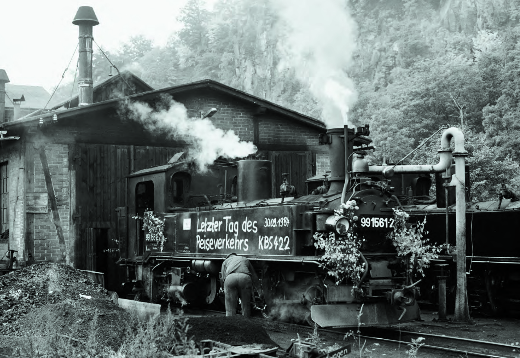 Das auf der Umschlagseite 2 dieses Prospektes gezeigte Foto von 99 1562-2 am 30.09.1984 vor dem Lokschuppen in Wolkenstein. 