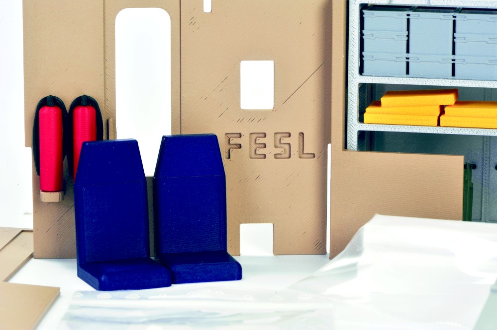 Die gro�e Trennwand mit dem FESL-Monogramm und den beiden Feuerl�schern ist eines der Highlights der Einrichtung f�r den LGB-Clubwagen,  RhB Funkmesswagen, Art. Nr. 30681. 