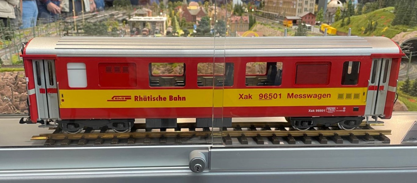 Wie bereits im Netz und auf Whats App und weiteren Foren diskutiert und verbreitet ist das Modell ein Modell und entspricht nicht zu 100% dem Original. Der RhB Personenwagen EW 1 - Wagen der 2. Klasse - ist bereits als Modell von LGB mit den blauen Sitzen ausgefhrt worden. Zum Original fehlt die Inneneinrichtung und aus 6 groen Fenstern sind 5 groe Fenster im Modell geworden. Wie bei den LGB Wagen 31679 oder 30679 (Brenlandmotiv) sind hier immer nur 5 groe Fenster beim Modell ausgefhrt. Beim Handmuster sind bereits die groen Messantennen auf dem Dach vorhanden.