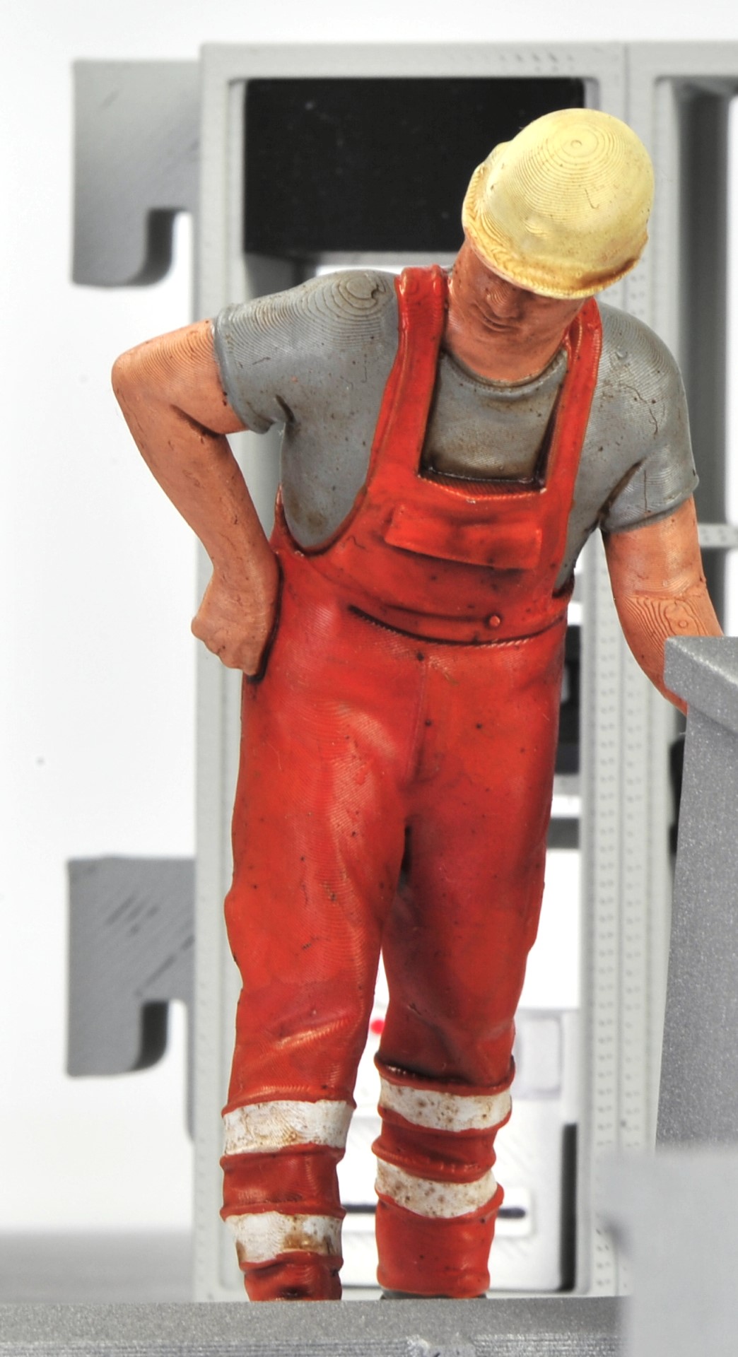 Der stehende RhB Bahnmitarbeiter mit dem gelben Schutzhelm, der Orangen Arbeitslatzhose und grauem Shirt ist f�r den Funkmesswagen von Volker Bauer figurendesign produziert worden.