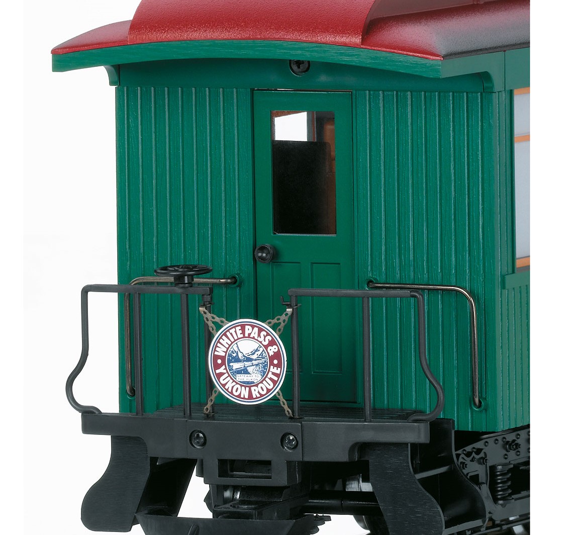 Spur G - Art. Nr. 36809 Personenwagen der White Pass & Youkon Railway  (WP&YRR) Modell eines typischen amerikanischen Oldtimer-Personenwagens in der Ausfhrung der White Pass & Yukon Railroad, wie er heute noch in Museumszgen eingesetzt wird. Das Modell ist originalgetreu lackiert und beschriftet. An einem Wagenende ist eine Schlusstafel angebracht, so wie der Wagen beim Original am Zugende luft. Tren zum ffnen, vollstndige Inneneinrichtung. Metallradstze. Lnge 49 cm.