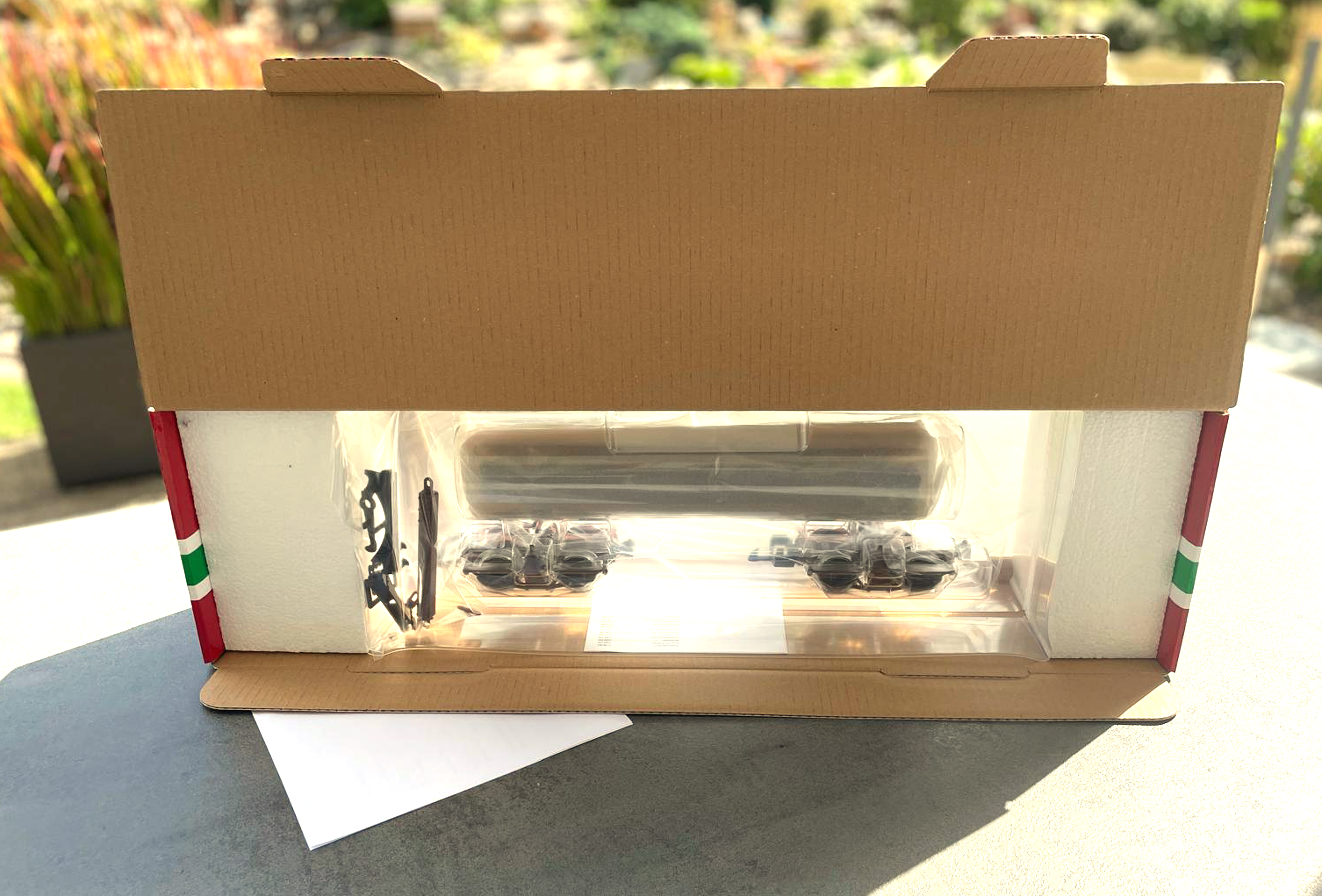 Die roten LGB Kartons gehen auf der Rckseite auf. Wieder eine neue Innenverpackung aber mit Effekt. Zwei Styroporkltze und ein Styropordeckel halten die zweiteilige durchsichtige Kunststoffverpackung im Karton. Das Licht flutet hier richtig durch die Verpackungl 