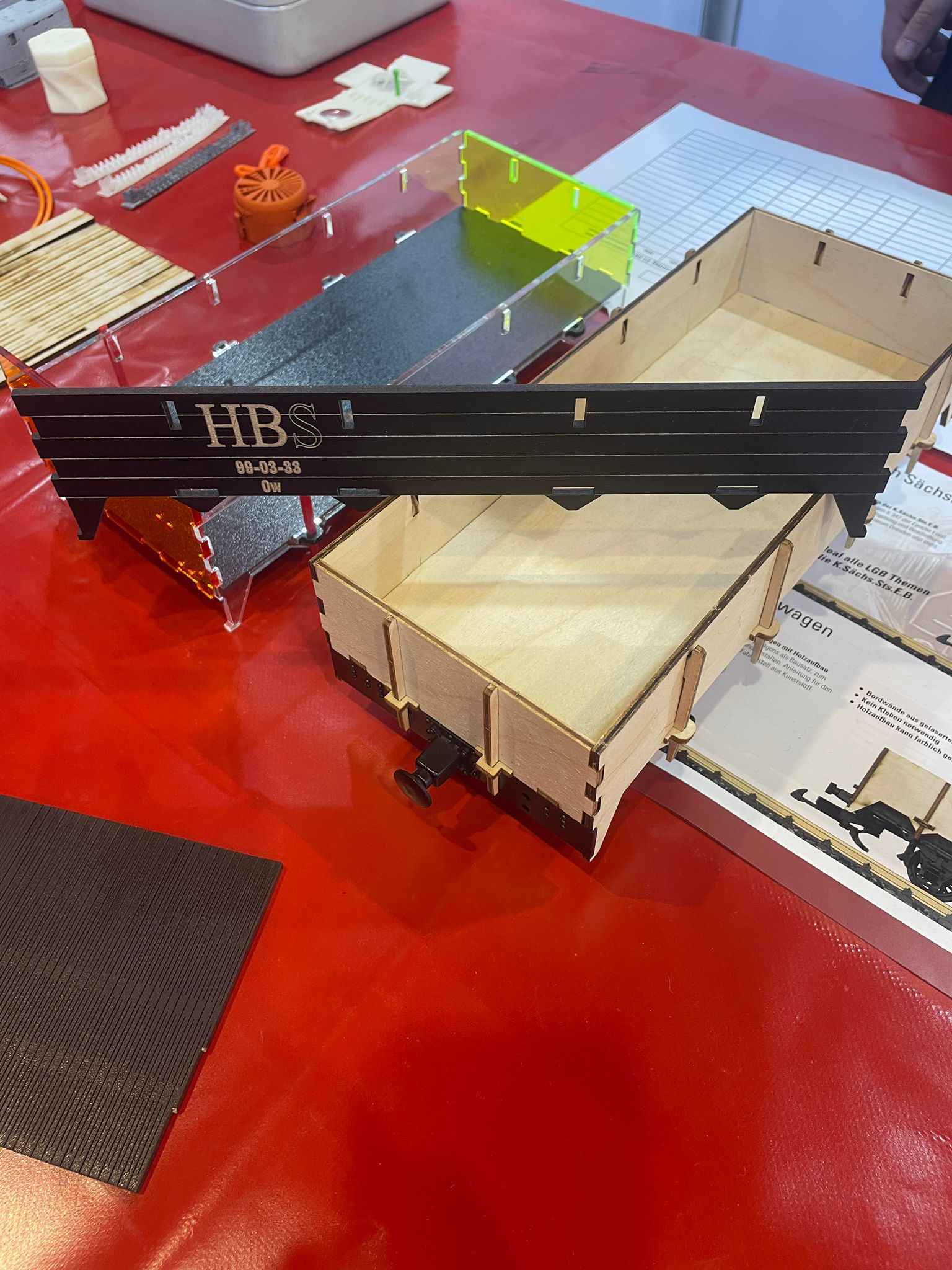 Auf der IMA und den Mrklintagen 2025 wurde dieses gelaserte Seitenteil gezeigt. Gut zu erkennen ist sind die Querschnitte. Hier entsteht der Eindruck einzelne Bretter bereinander zu haben. Leider wurde der Aufdruck - es ist ja nur ein Muster - mit "HBS" anstatt mit "HSB" - angedruckt. Die Wagennummer 99-03-33 und die Bezeichnung oW sind wieder korrekt aufgedruckt. 