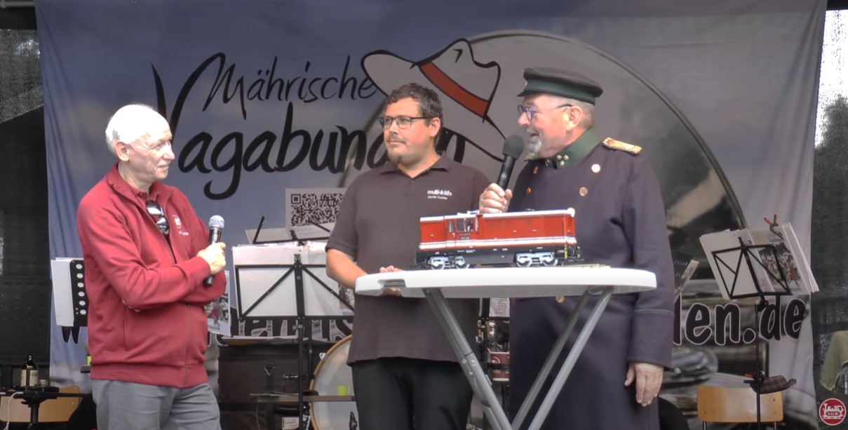 Bildunterschrift v.l.n.r: Wolfrad Bchle, Daniel Kahler und Alfred Simm bei der Prsentation der neuen LGB Lok auf der 19. Historik Mobil in Bertsdorf. Verschiedene historische Zuggarnituren waren bei der Zittauer Schmalspurbahn an diesem Wochenende im Dauereinsatz. Bereits am Freitagabend gab es einen ersten Vorgeschmack mit Abendfahrten bis 23 Uhr. I K 54 und IV K 145 fuhren den Sachsenzug. Im Aussichtswagenzug spielte Livemusik. Und der neue LGB Produktmanager Daniel Kahler hatte einen berraschung dabei!
