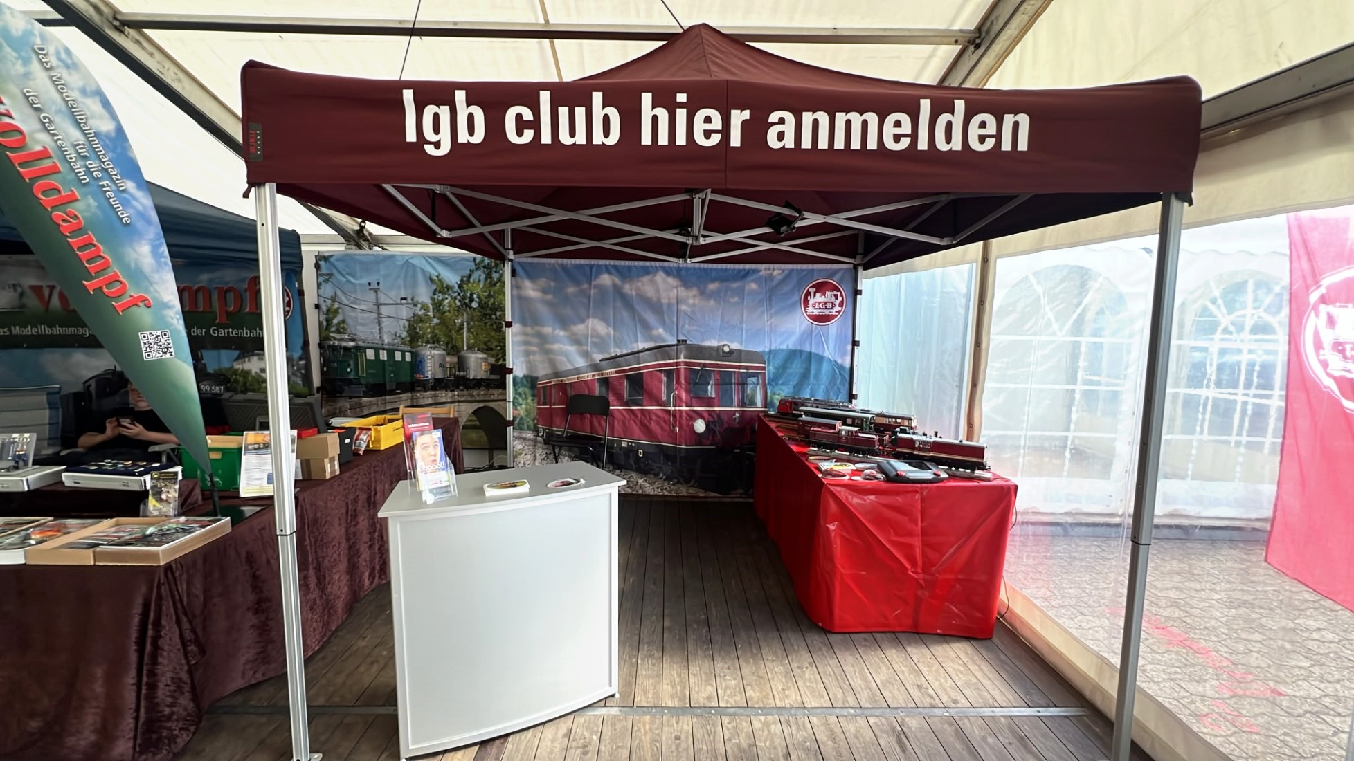 Beim DEV Jubil�um in Bruchhausen-Vilsen. Der Stand vom LGB Club mit Theke und Vorf�hrung von Modellen. Links davon der Stand der Zeitschrift "Volldampf".