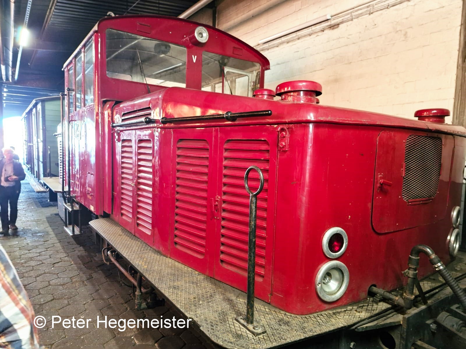 Fronansicht der V29 des DEV. An der Motorhaube gut zu erkennen die Hutzen f�r die Abgas- und Zuluftf�hrung f�r den Dieselmotor. Die Frontklappe erhielt noch ein Gitter zur K�hlung durch den Fahrtwind. Scheinwerferpaar horizontal angebracht. Oben R�ckw�rtsfahrt in Rot, unten der Fahrscheinwerferin Wei�. Bremsschl�uche un der Haltgriff f�r den Rangierer sind ebenfalls vorhanden.. 