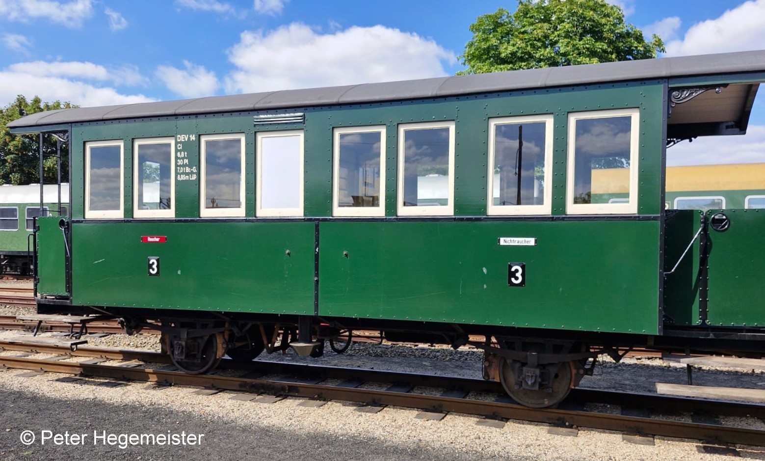 Acht Fenster hat der DEV Personenwagen Nr. 14. Besonderer Beachtung ist hier der genieteten Seitenw�nde sowie der Stahlt�ren an den beiden Plattformen  zu zollen. Der Wagen wurde bereits 1904 aus der Wagenfabrik in G�rlitz produziert. 