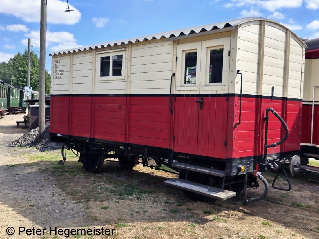 Der Gep�ckwagen Nr 56 stand beim Jubil�um auf einem Seitengleis. Auff�llig ist die rot-beige Lackierung und das Wellblechdach. Der Einstieg mit doppelter T�r und dem zweistufigen Aufstieg ist nur an einer Seite angebracht. Auch wieder eine Erg�nzung zur den Modellen f�r die Gartenbahn f�r den DEV. 