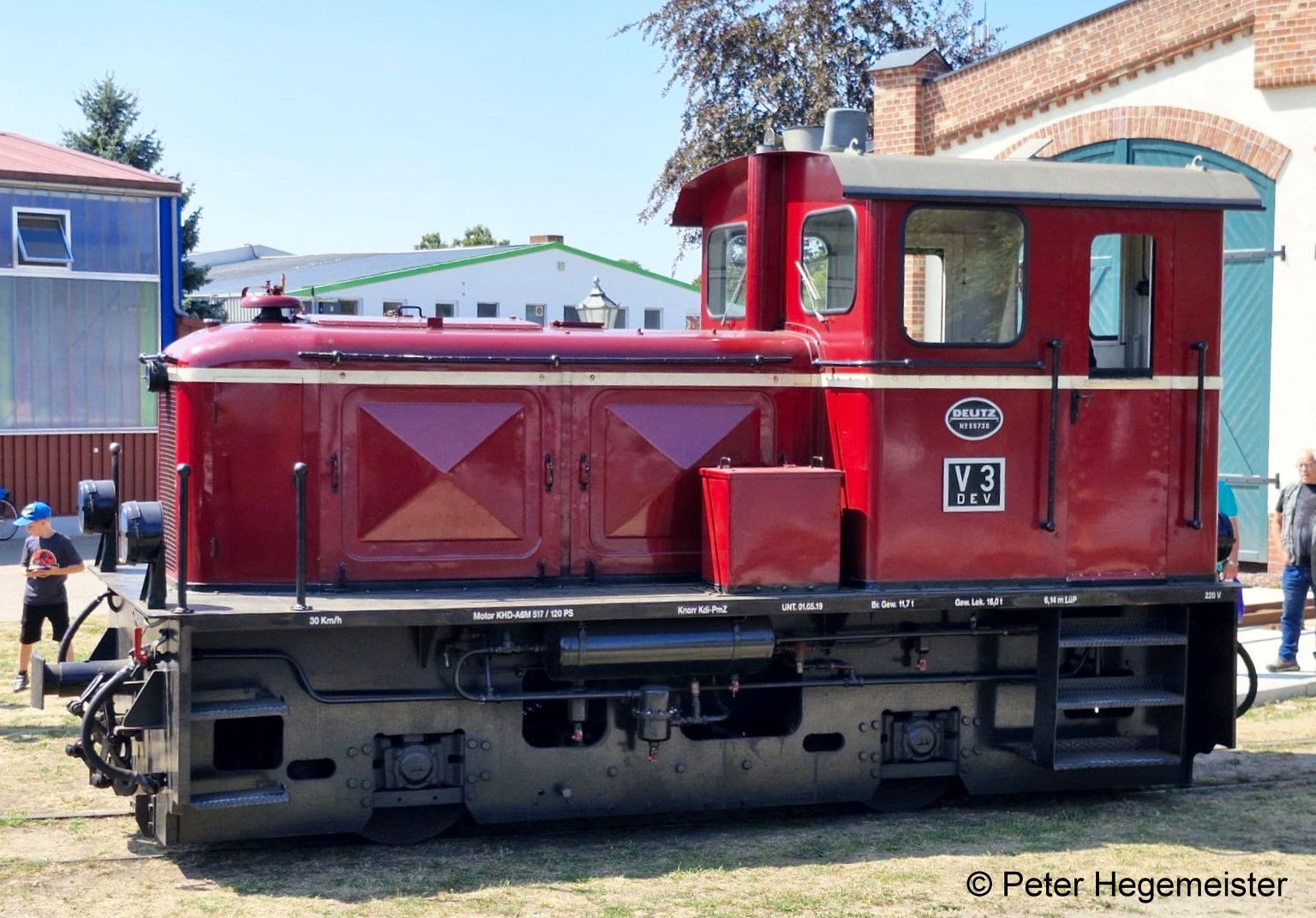 Sieht aus wie "frisch" aus de Fabrik: V 3 - Dieselhydraulische Kleinbahnlok der Firma Deutz. Auf dem Rahmen ist die Motorbezeichnung KHD-A6M 517 und die PS Zahl 120 aufgedruckt. 
