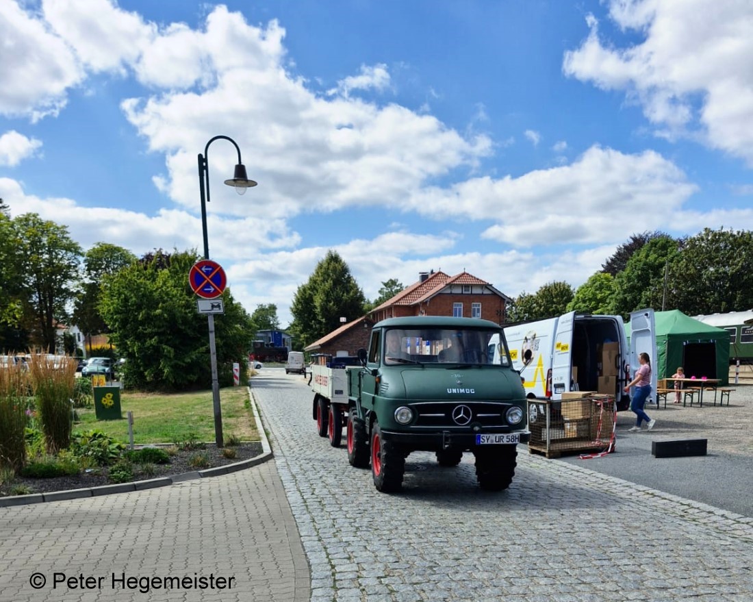 Passend f�r die Belieferung der G�terwagen an der Kleinbahn bzw. Museumsbahn ist ein Mercedes Unimog mit zweiachsigem Lastenh�nger am Jubil�um unterwegs. 