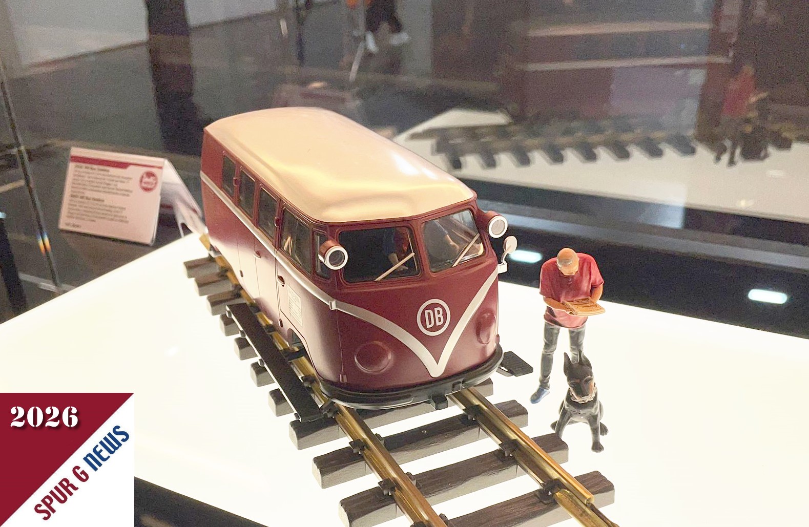 Der neue Artikel von LGB die DB - Klv Draisine von LGB wurde in der Vitrine fotografiert. Als Handmuster ist das Dach silber. 