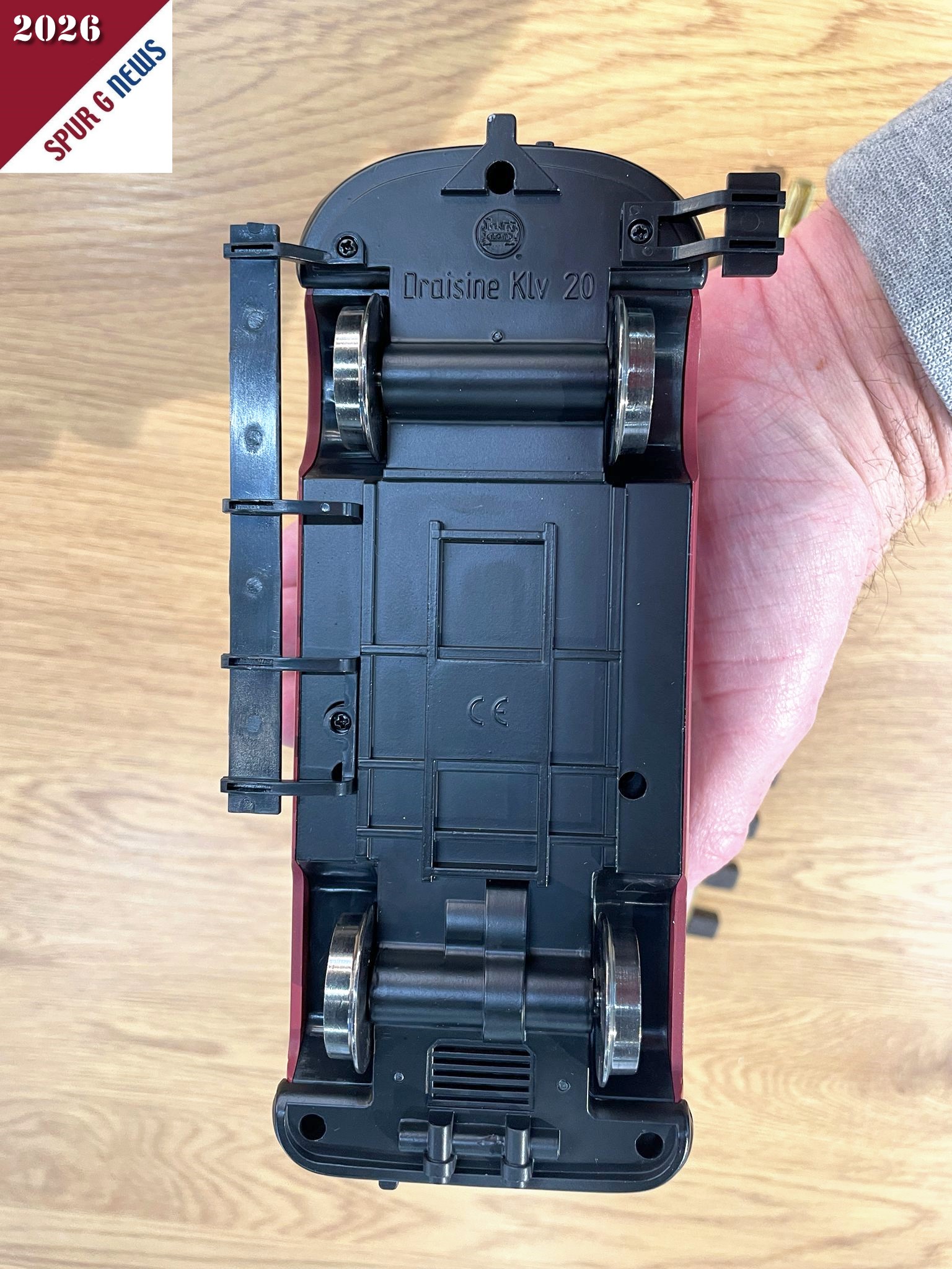 Die neue Unterseite der VW Draisine Klv 20 der DB - Neuheit 2026 - Art. Nr. 25020 von LGB. Gut zu erkennen ist, dass die vier R�der der Draisine neue Stromabnahmen mit Kohlen erhalten. Durch den Pufferspeicher soll eine �berbr�ckung von ca. 30 cm Gleisl�nge m�glich sein. 