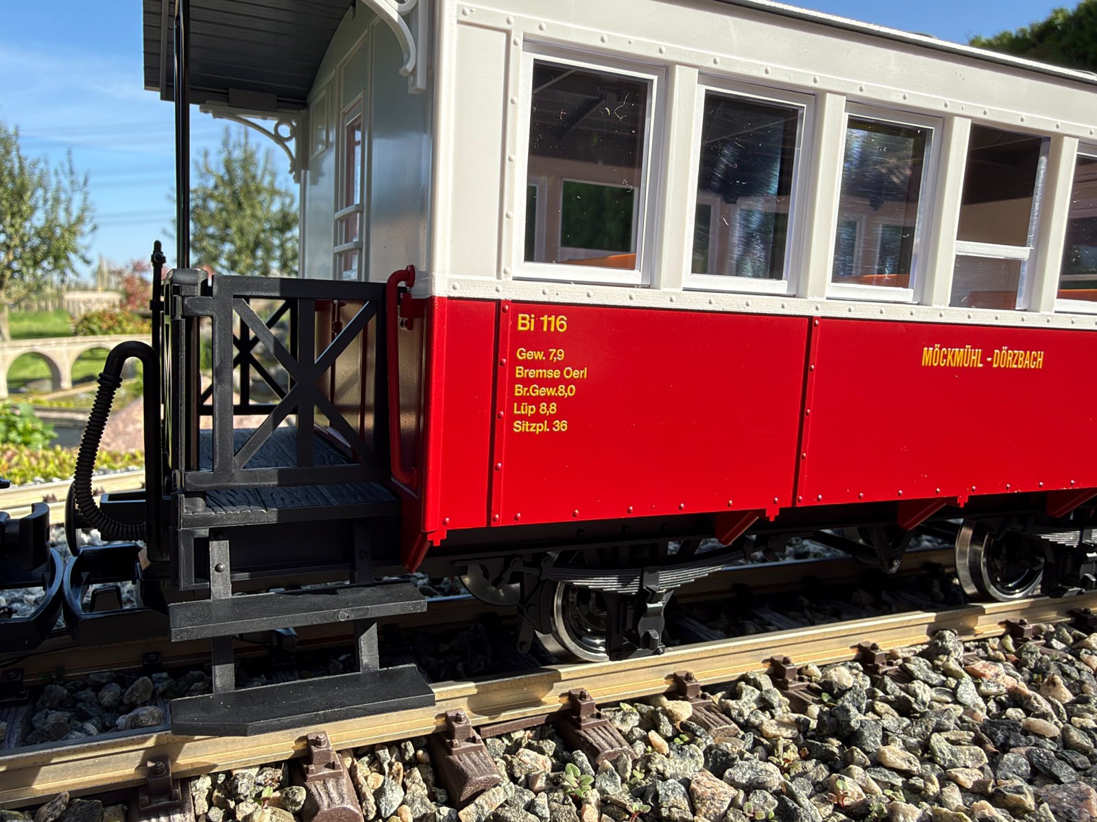 In Gelb ist die Bezeichnung des Wagens Bi 116 sowie das Gewicht, die Bremsenart und Bremsgewicht, die L�nge �be Puffer und die Sitzpl�tze angegeben. 
