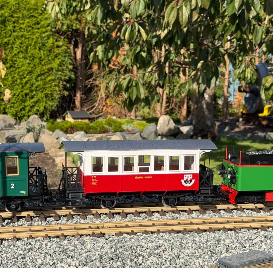 Diese Woche wurde der Personenwagen, LGB Art. Nr. 33205 ausgeliefert und macht den Schmalspurzug komplett. Der Personenwagen Nr. 116 der SWEG, Jagsttalbahn, im Modell f�llt durch die zweifarbige Wagenkastenlackierung und dem silbernen Dach im Zugverbund auf.