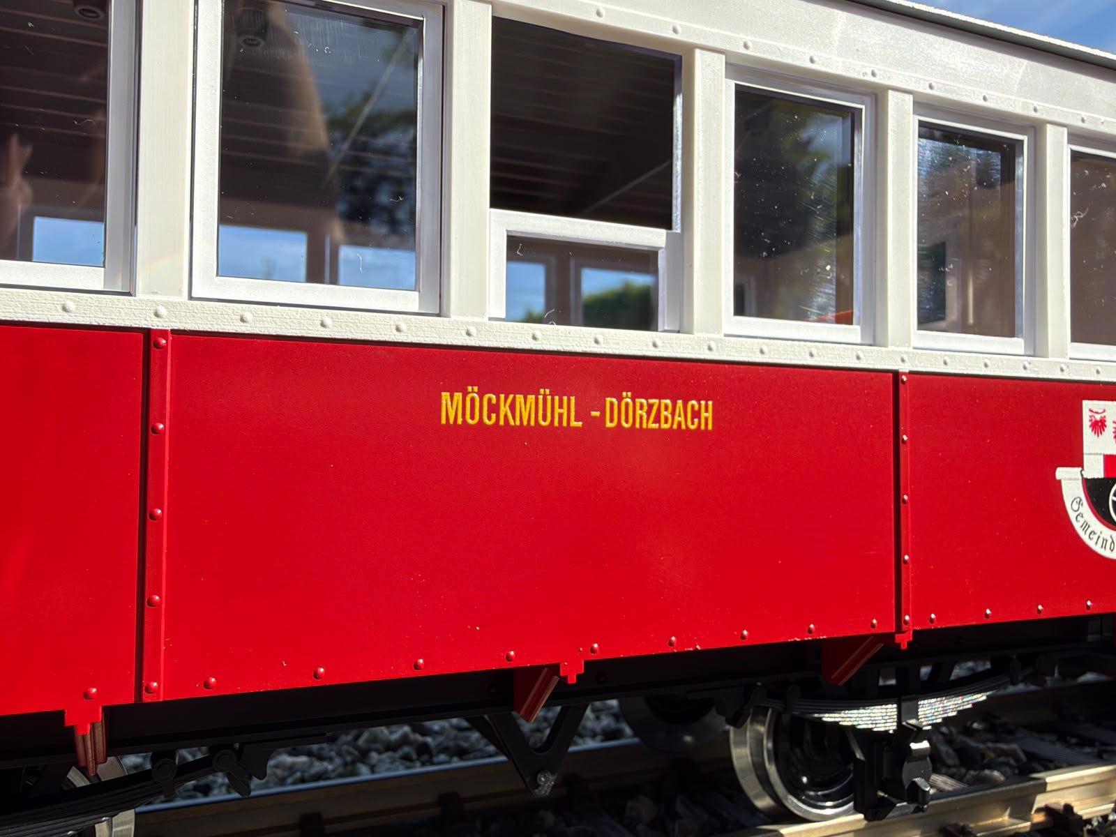 Die weitere Beschriftung, �brigens alles Digitaldruck, zeigt den Zuglauf von M�ckm�hl zum Bahnhof D�rzbach an. Dies ist der Streckenverlauf der Schmalspurbahn entlang der Jagst. Im Jahre 1998 wurde jedoch die Strecke abgebaut. Derzeit ist ein Betrieb von D�rzbach nach Klepsau m�glich. Hier war der letzte Fahrtag 2026 am 13. September mit dem Museumszug, gezogen von der Diesellok 22-02 und bespannt mit Post- und Gep�ckwagen 89, Sommerwagen 113 und Barwagen 371. 