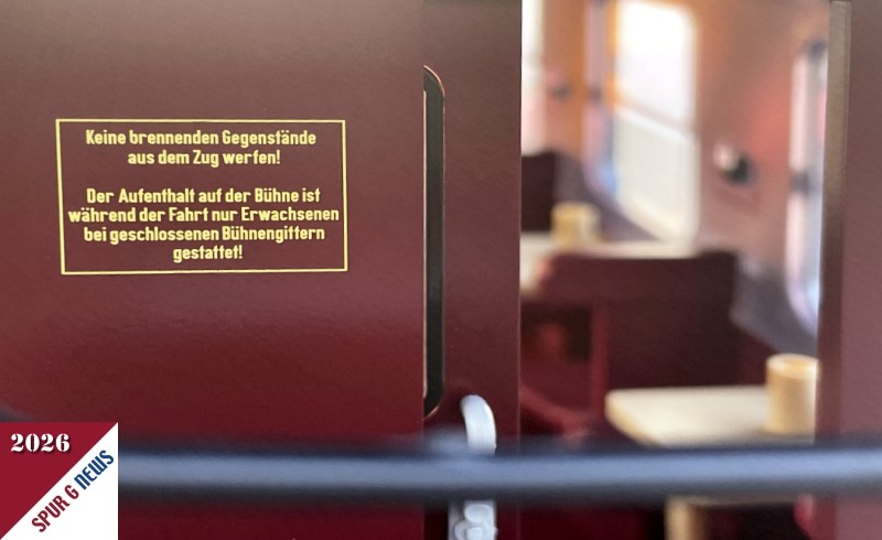 Blick, bei ge�ffneter Einstiegst�r, ins Wageninnere. Der Warnhinweis auf der linken Seite ist ja bekannt und sehr fein gedruckt. Hier wurde auch der T�rgriff in grauem Kunststoff ausgebildet. 