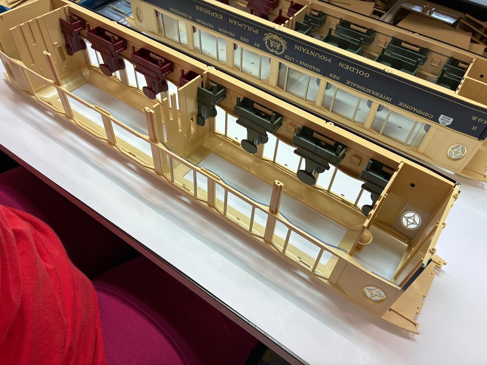 Der Wagenkasten der Pullman Personenwagen wird mit den Polstersesseln best�ckt. Die Fensterrahmen wurden auch schon auf der rechten Seite eingesteckt. 