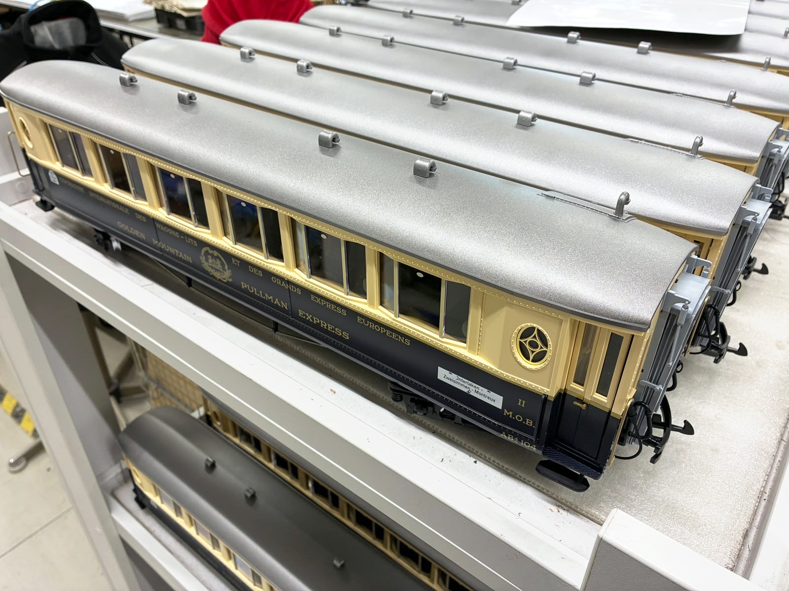 Auf Funktion gepr�ft und zum Versand bereit: die ersten Wagen des Personenwagen-Sets "Golden Mountain Pullman Express"