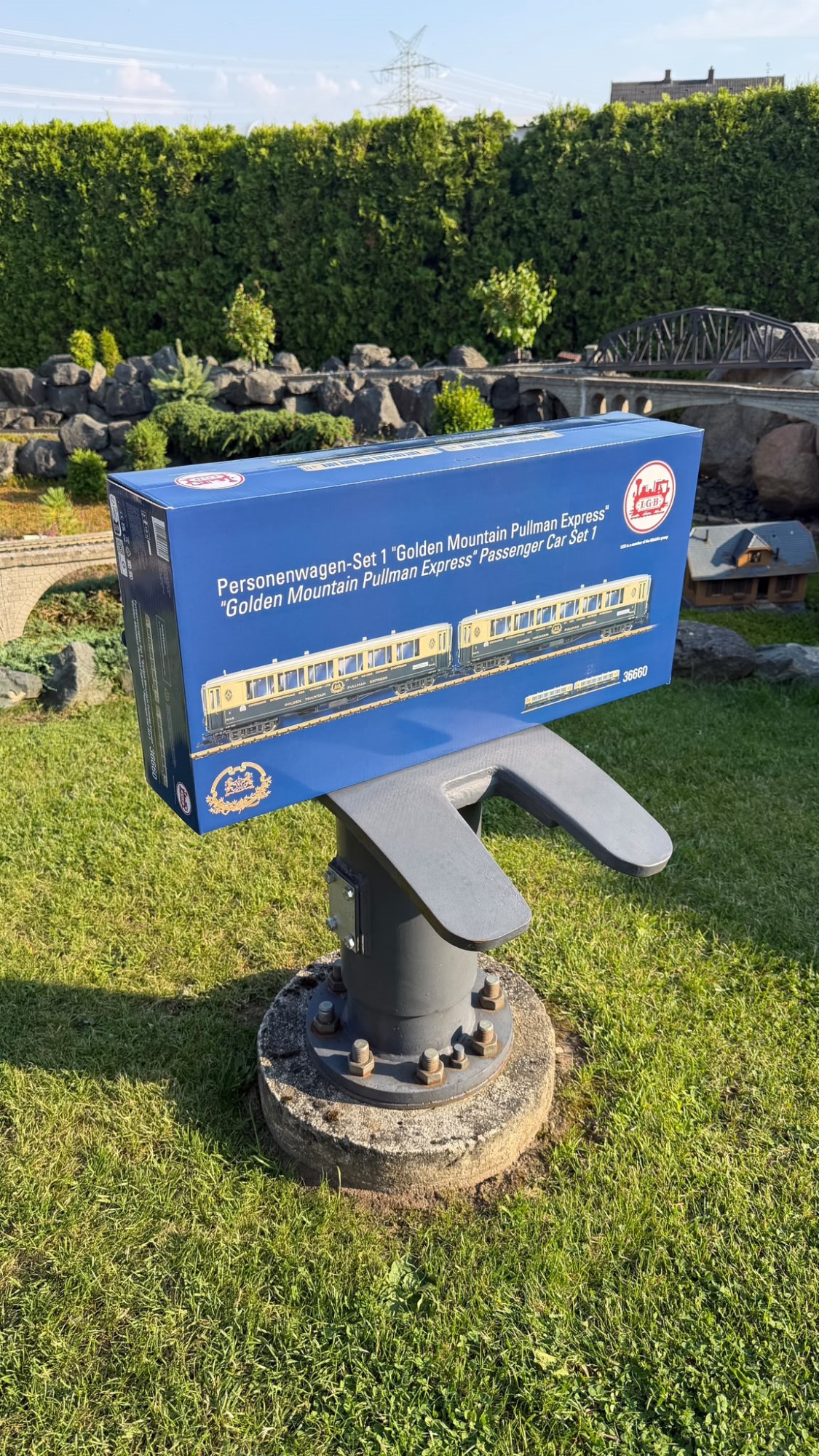 An den Wagenenden der Pullman Personenwagen werden hier die Bremsschl�uche angebracht. 