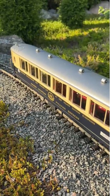 Die Auslieferung des ersten "Golden Mountain Pullman Express" Sets - Art. Nr. 36660 hat begonnen. Hier sehen Sie einen Kurzfilm zum entpacken des Sets und der Aufgleisung der Wagen auf die Gartenbahn. 