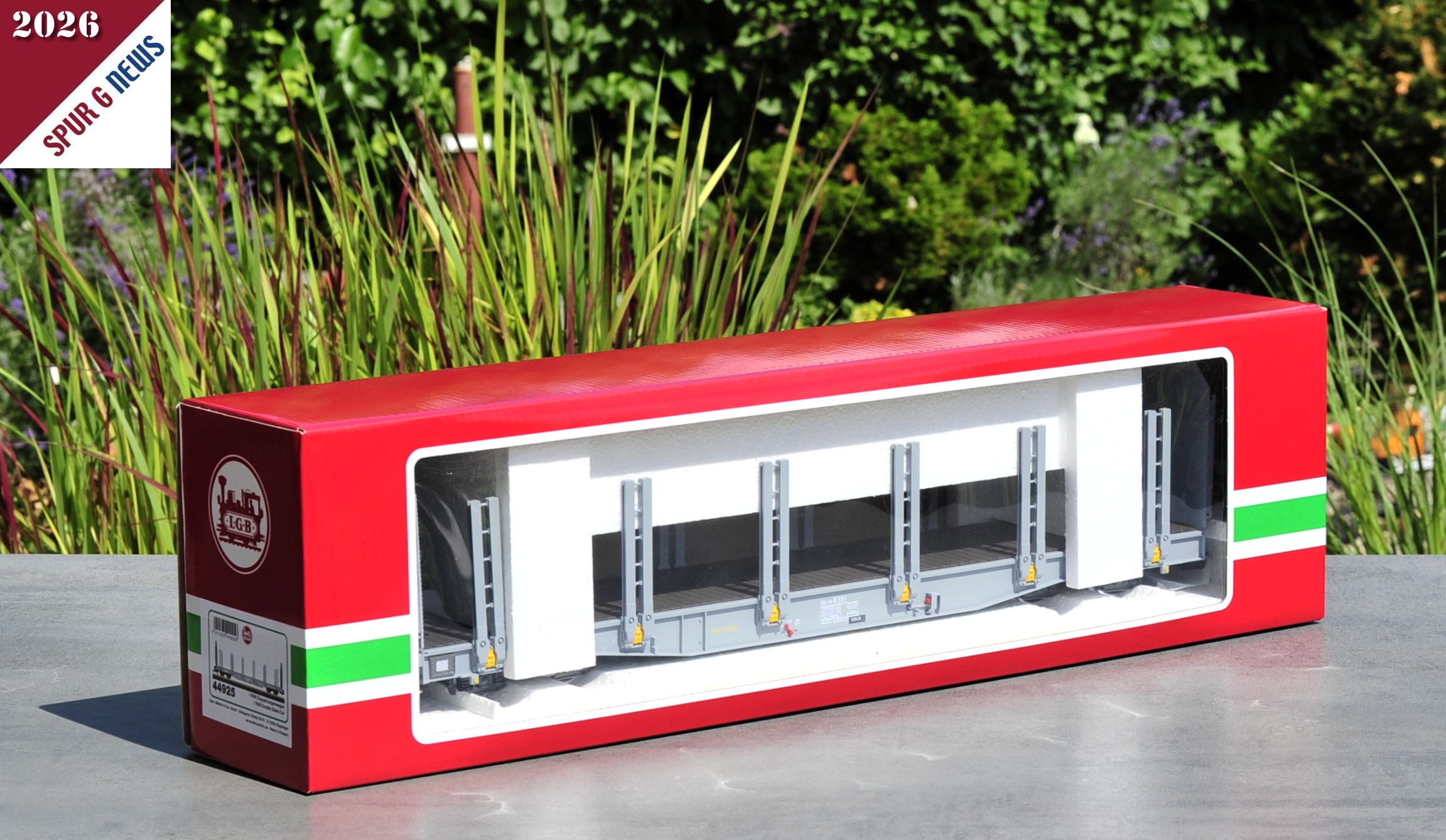 Spur G - Art.Nr. 44925 - Ansicht des Verkaufskartons mit dem gro�en Sichtfenster. Erkennbar ist der Doppelrungenwagen - vierachsig - der RhB mit Styroporeinlage. 