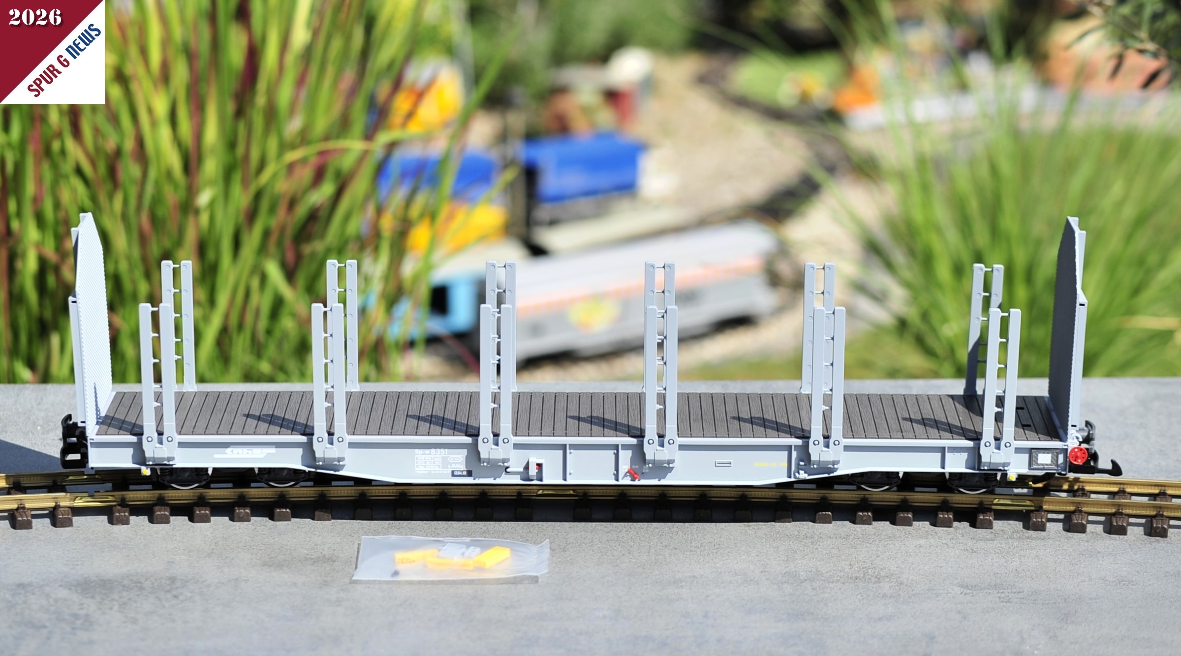 Spur G - Art.Nr. 44925 - Auf das Gleis gesetzt sind neben den Doppelrungen auch die seitlichen Stirnw�nde gut zu erkennen. Vor dem Wagen sind noch, au�er dem zweiten Kupplungshaken, weitere Anbauteile zu erkennen. 