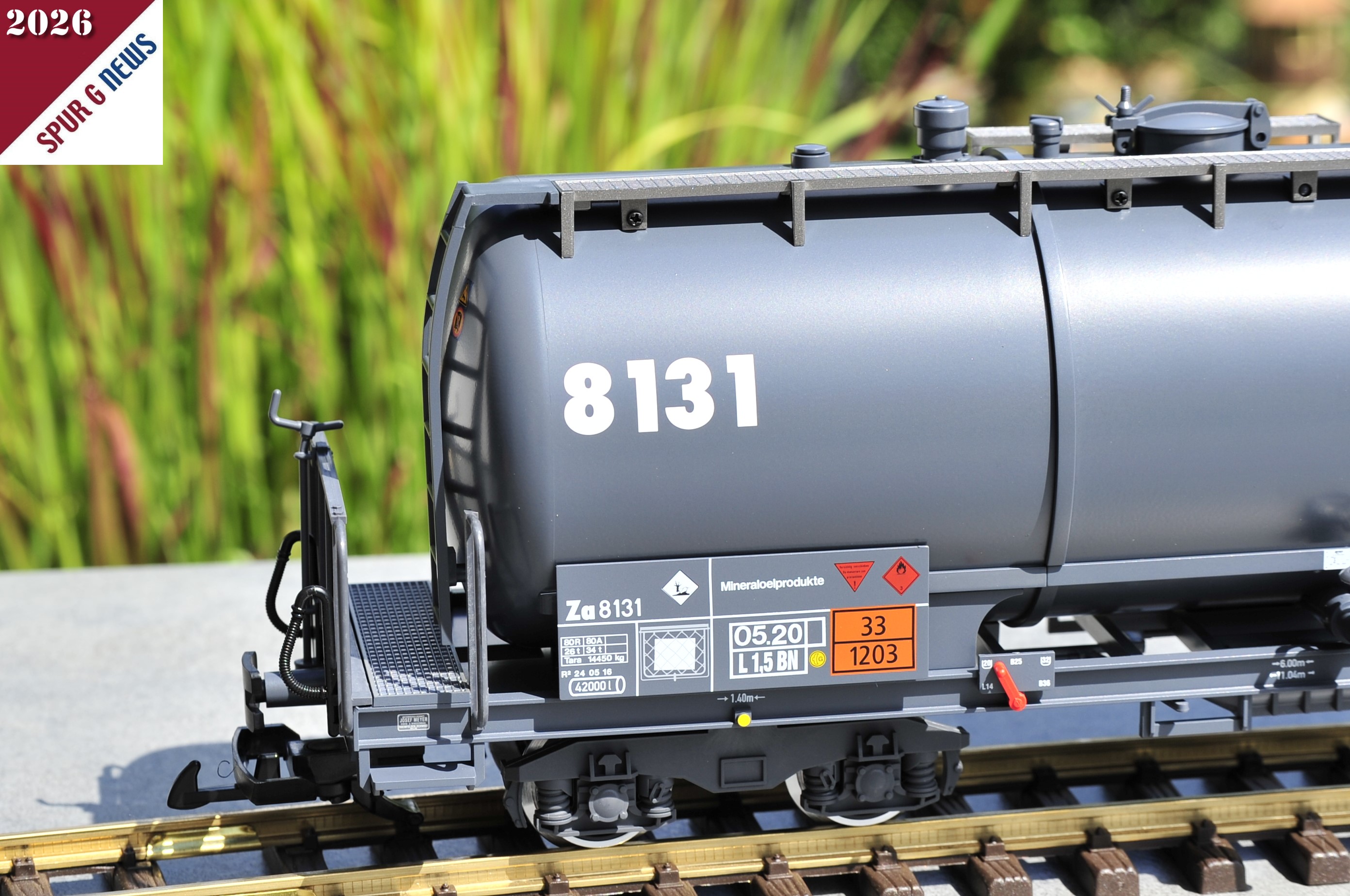 Spur G - Art.Nr. 47835-01 Ansicht des Kesselwagens Nr. 8131 mit dem "Zettelkasten" und dem Typenschild mit den entsprechenden Warnhinweisen, Gewichten und der Typenbezeichnung Za 8131. 