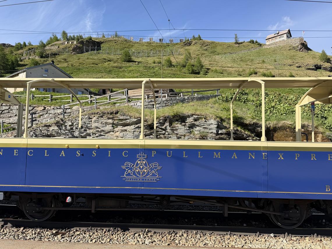 Passend zu den anderen Alpine Classic - Pullman Express Wagen ist auch der Cabrio Wagen gestaltet.