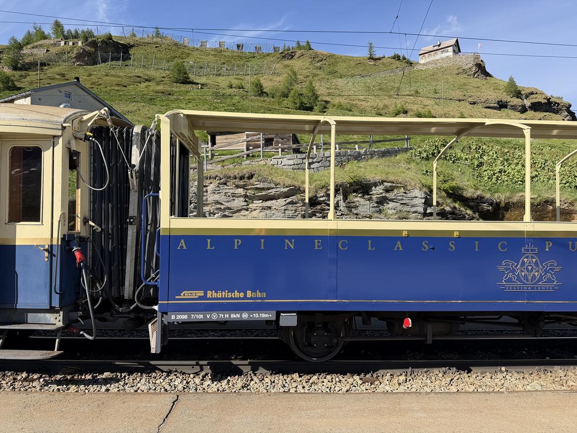 Detaillierte Anschriften... auf den RhB Alpine Classic - Pullman Express Cabrio Wagen 