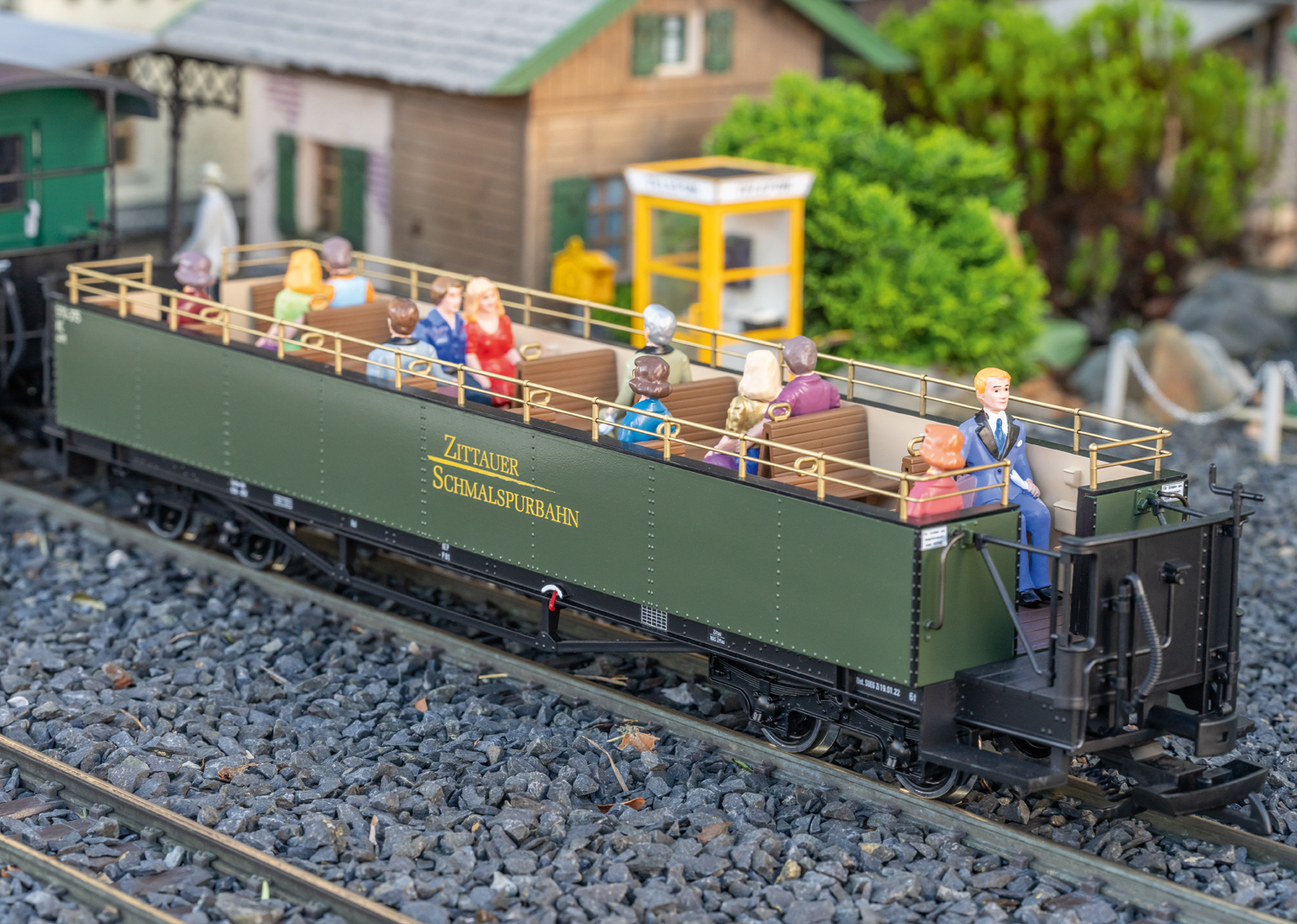 LGB Clubwagen 2026 - Neuheit 2026 - Art. Nr. 32358 offener Aussichtswagen der SOEG, wie er heute bei der Schsisch Oberlausitzer Schmalspurbahn im Einsatz ist.