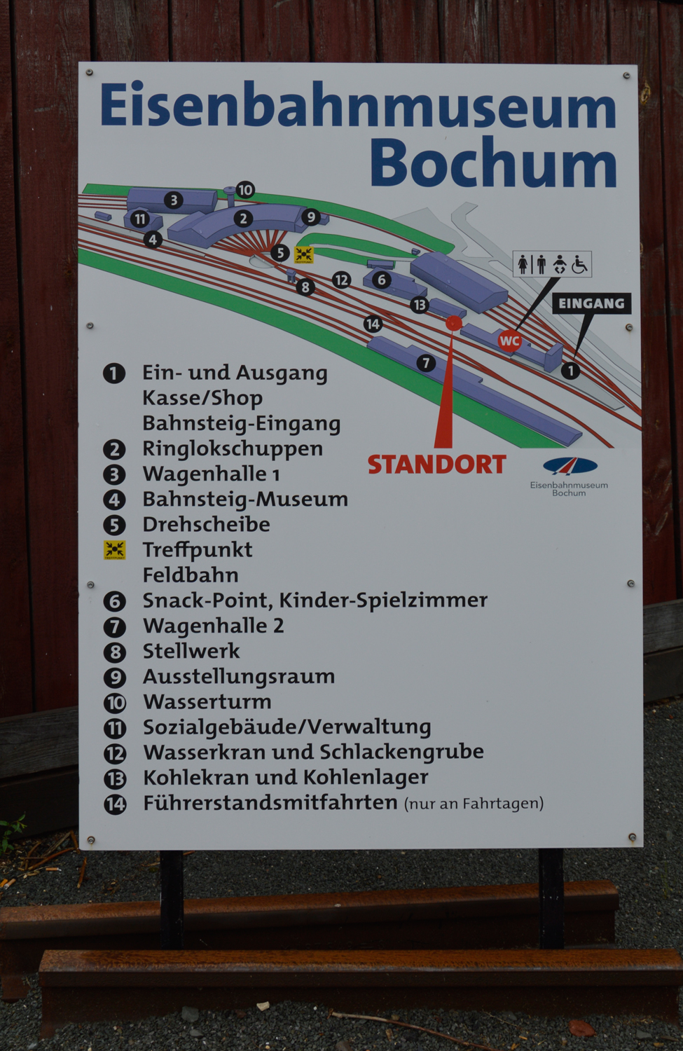 Hinweisschild für das Eisenbahnmuseum. 