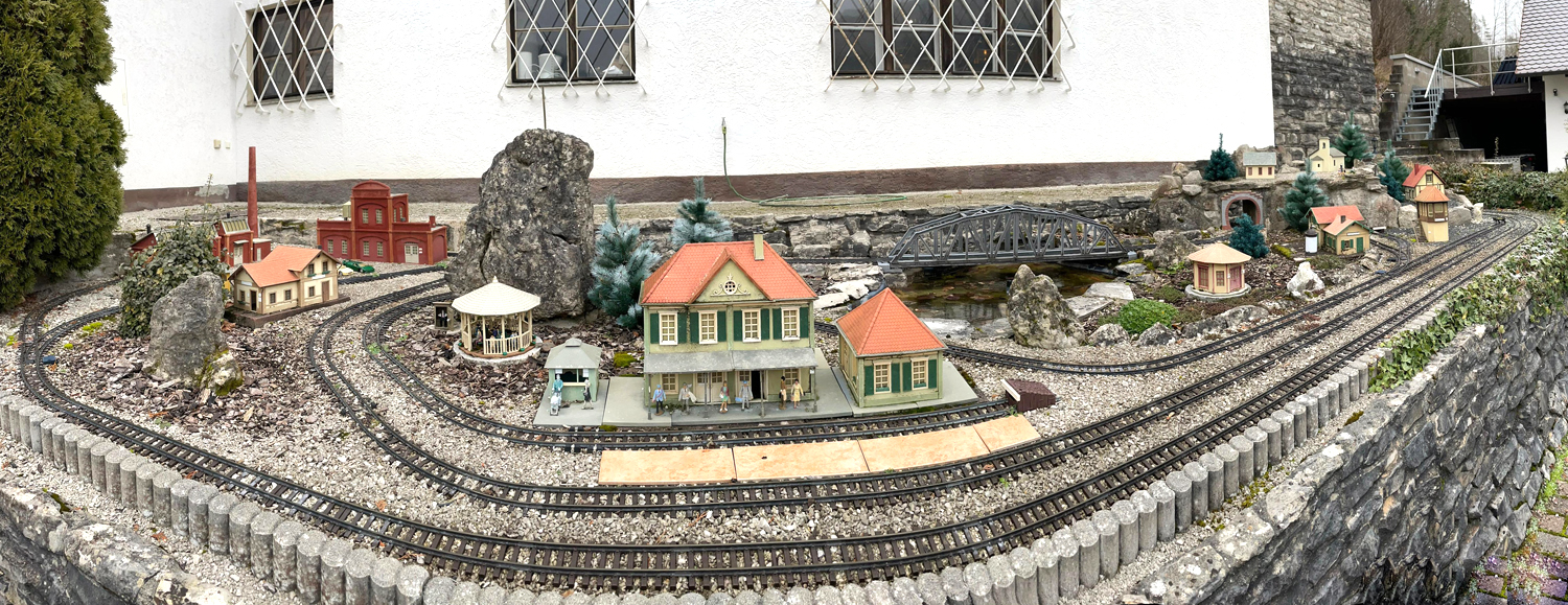 Das frnkische Modellbahnmuseum beherbergt auen noch eine Gartenbahnanlage mit zwei Ovalen, einem Bahnhofabstellgleis sowie weiteren Abstellmglichkeiten fr Bahnfahrzeuge. 