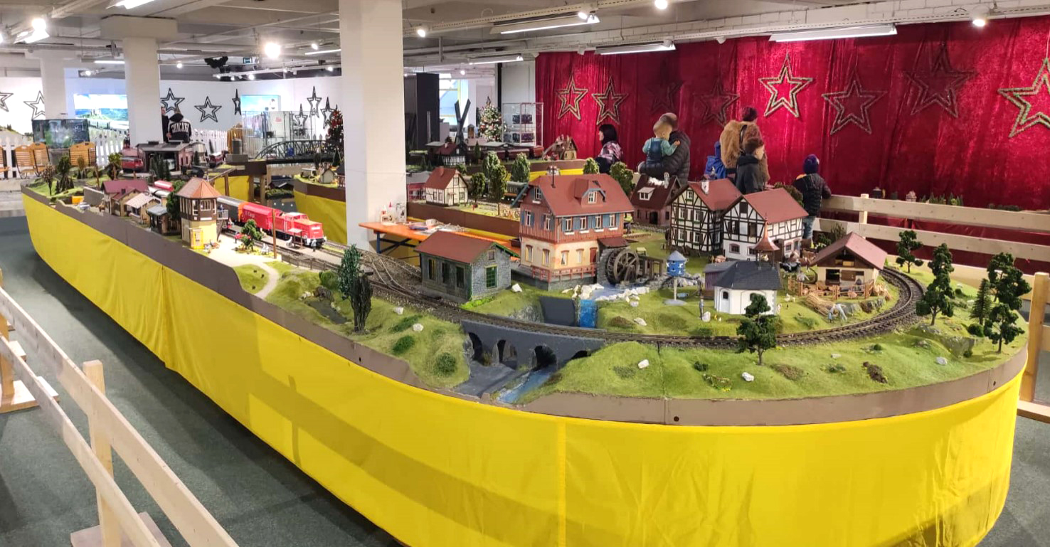 Die groe Ausstellung in Gartenbahngre 1:22,5 - 1:27 mit mchtig Fahrbetrieb. Huser und Figuren, Viadukte und Brcken beleben die Szene. 