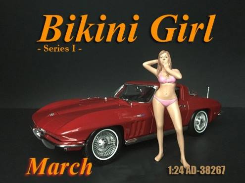 American Diorama - Art. Nr. 38267 - Bikini Girl - Mrz. Mdchen stehend, eine Hand auf den Haaren am Hinterkopf und eine Hand vor dem Mund haltend. Rosa Bikini. Das gezeigte Auto ist nicht im Lieferumfang enthalten.